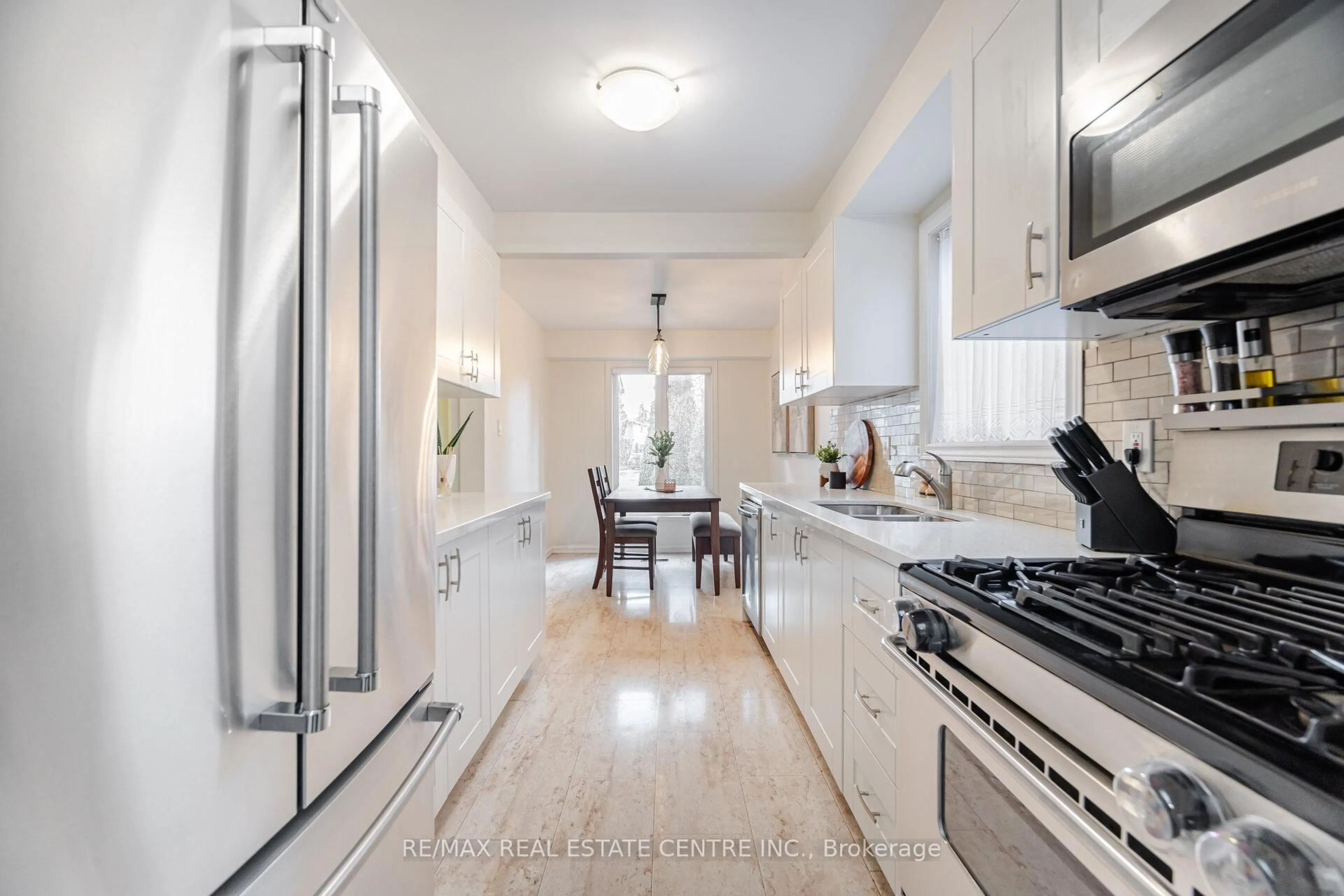 Open concept kitchen, ceramic/tile floor for 3017 Glace Bay Rd, Mississauga Ontario L5N 2J9