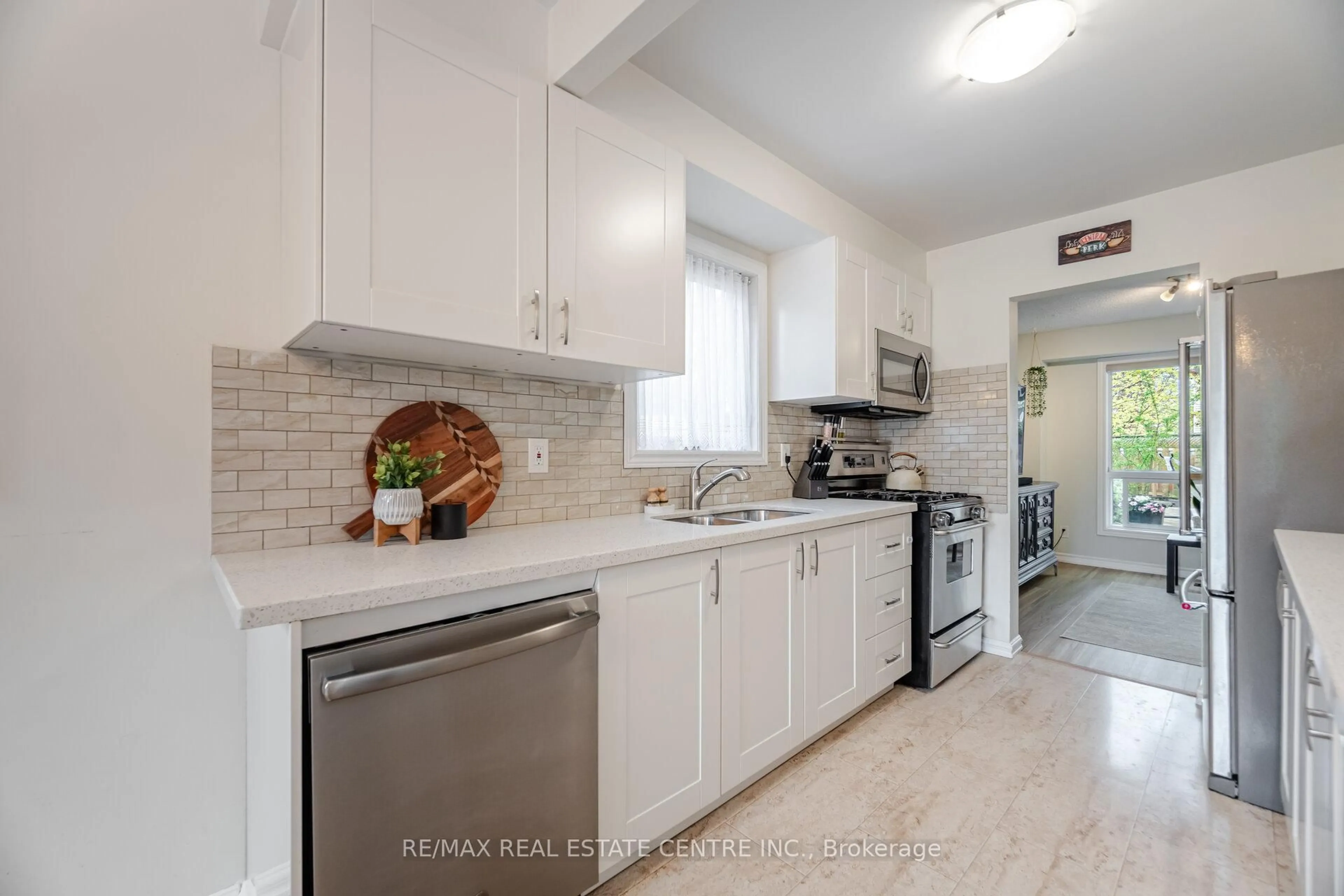 Open concept kitchen, ceramic/tile floor for 3017 Glace Bay Rd, Mississauga Ontario L5N 2J9