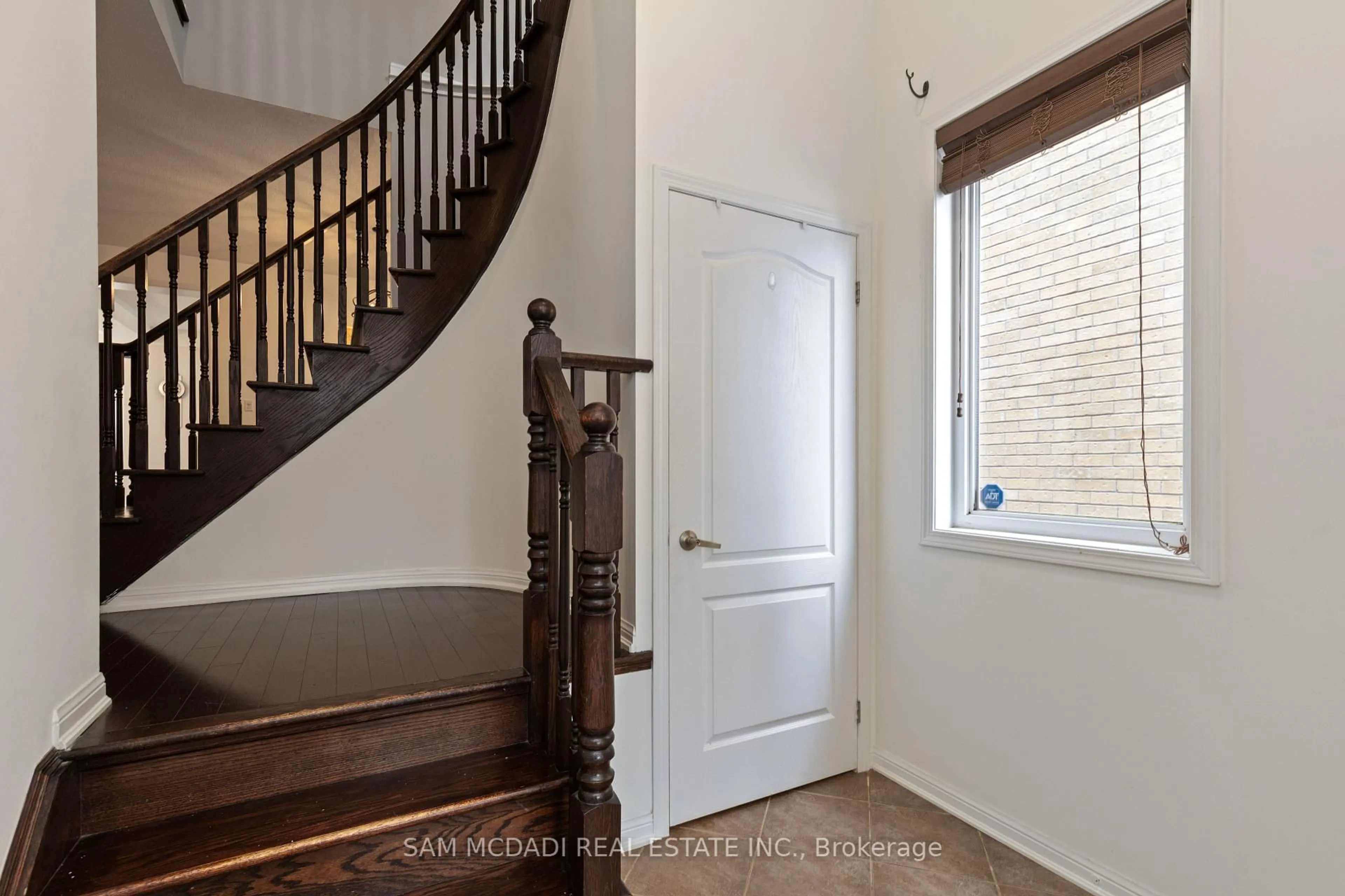 Indoor entryway for 597 Bartleman Terr, Milton Ontario L9T 6Z4