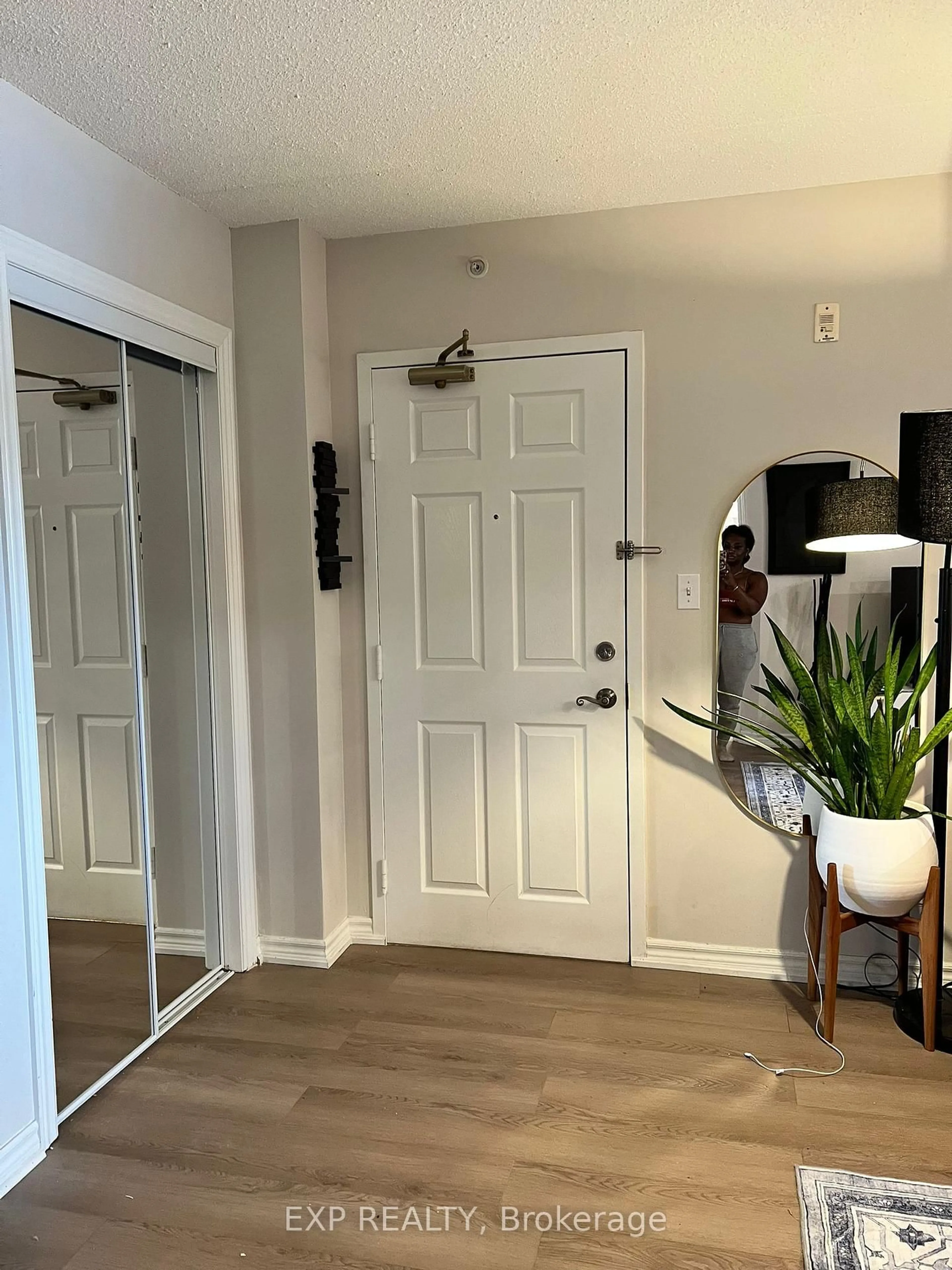 Indoor entryway for 2035 Appleby Line #208, Burlington Ontario L7L 7G8