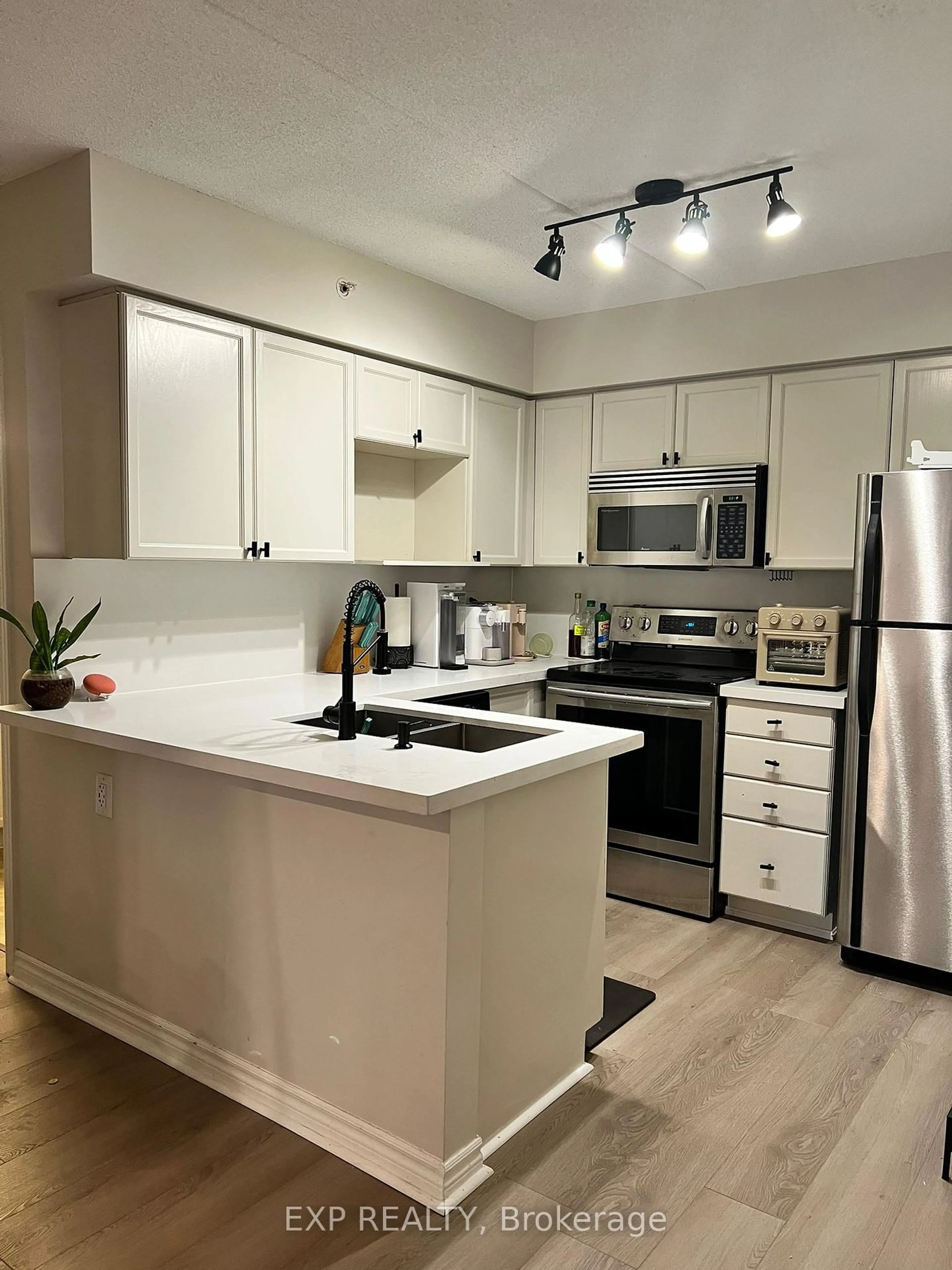 Open concept kitchen, wood/laminate floor for 2035 Appleby Line #208, Burlington Ontario L7L 7G8
