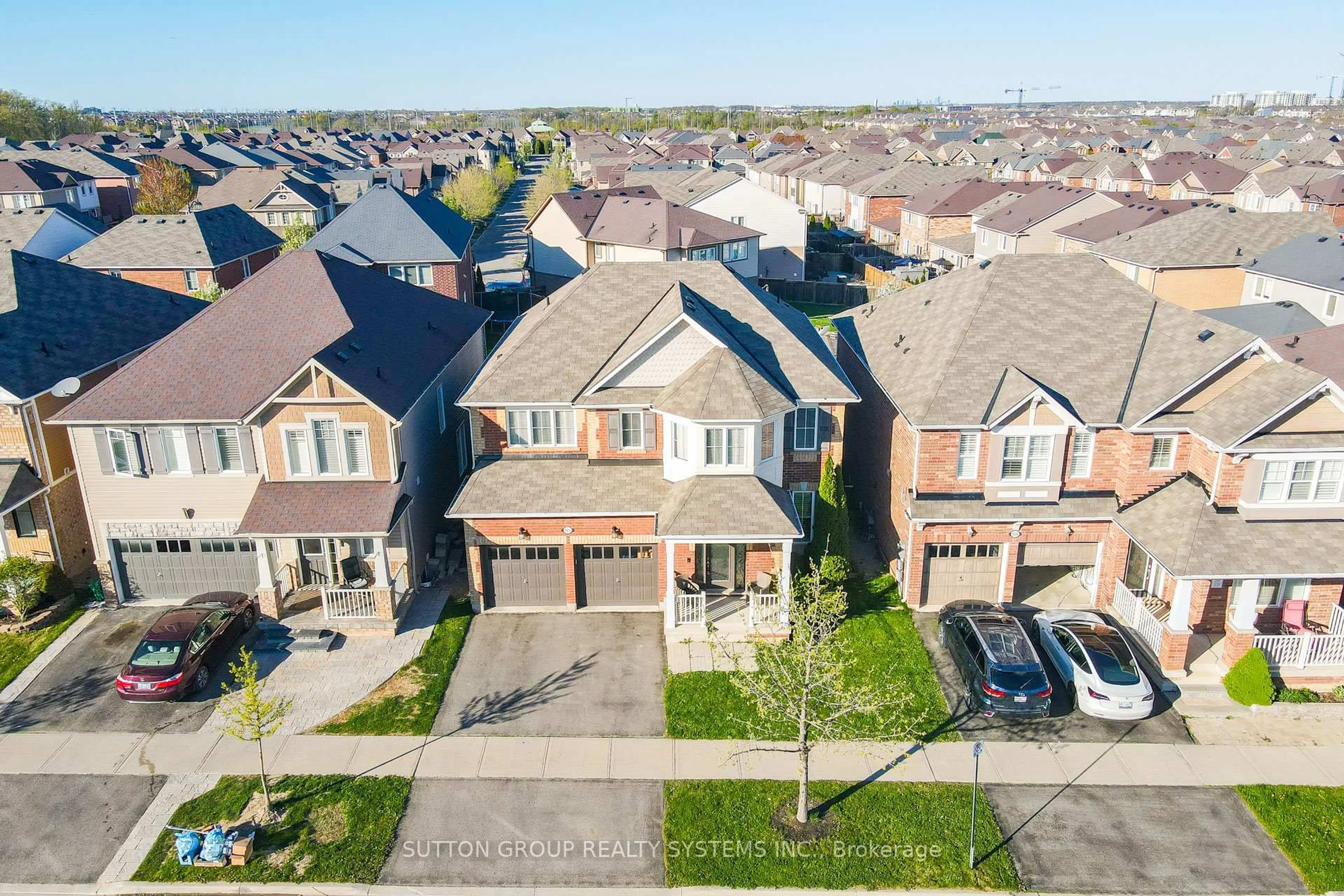 A pic from outside/outdoor area/front of a property/back of a property/a pic from drone, street for 925 Dice Way, Milton Ontario L9T 8C9