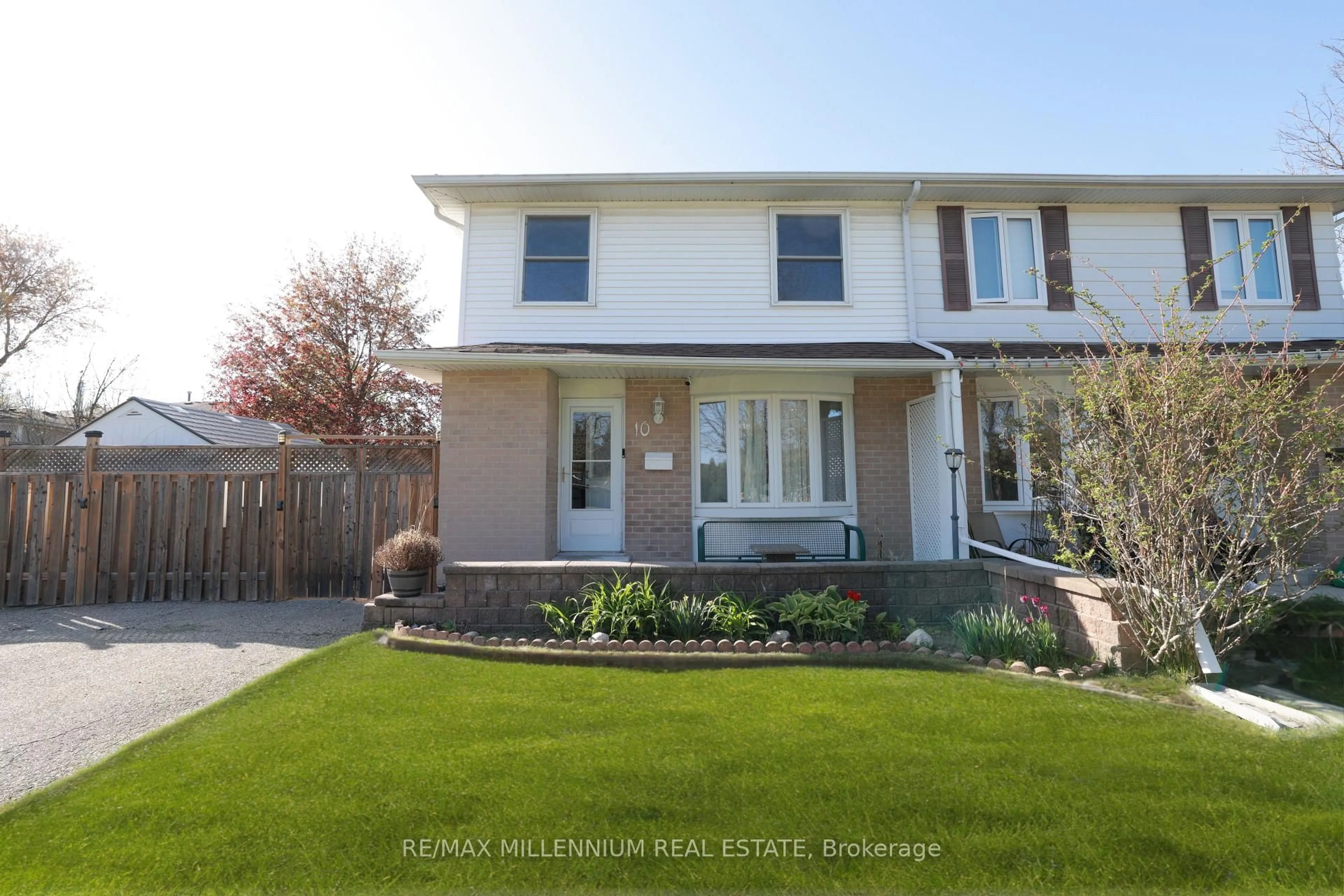 Home with vinyl exterior material, street for 10 Manderley Pl, Brampton Ontario L6S 2S6