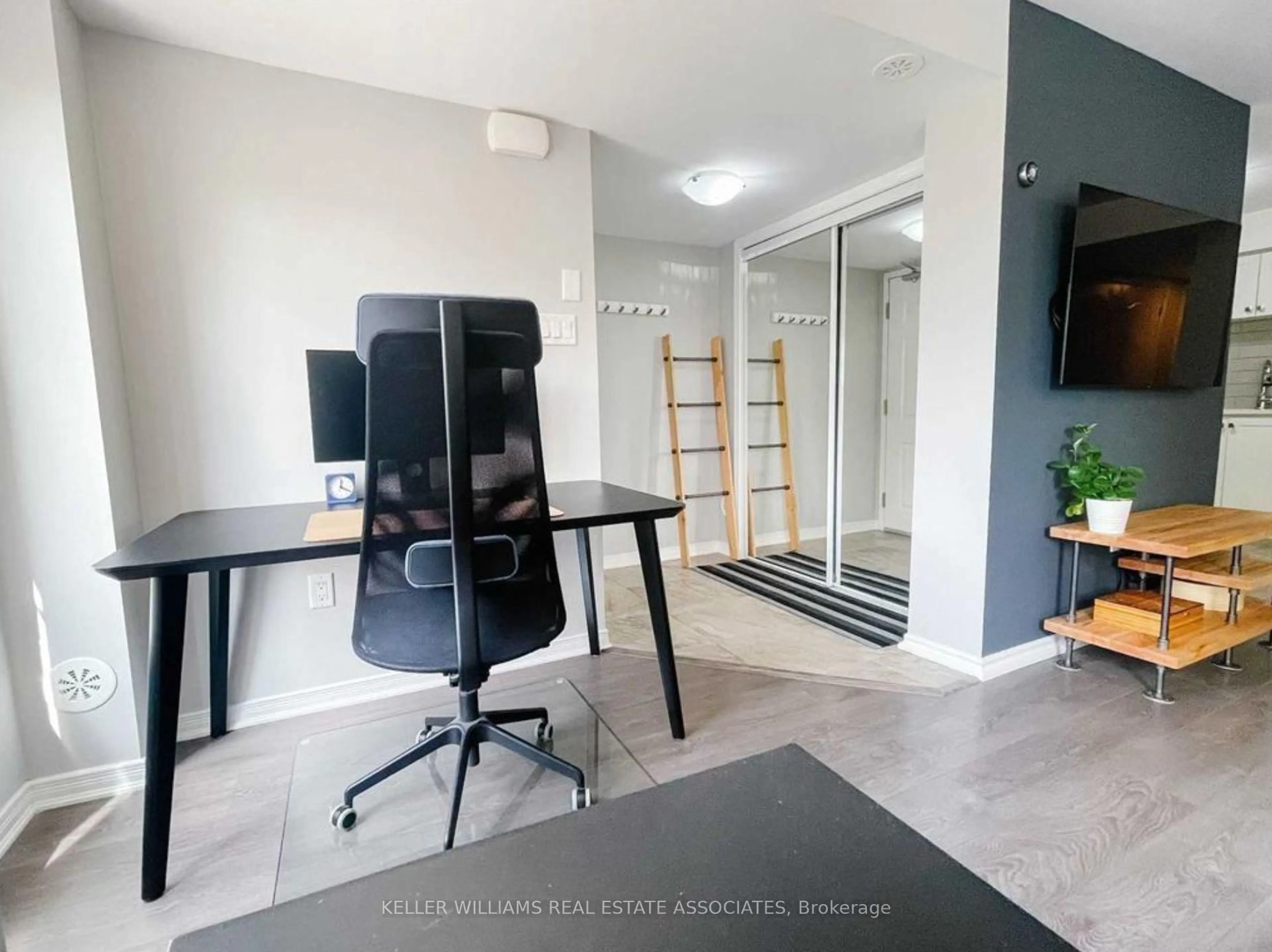 A pic of a room for 2441 Greenwich Dr #60, Oakville Ontario L6M 0S3