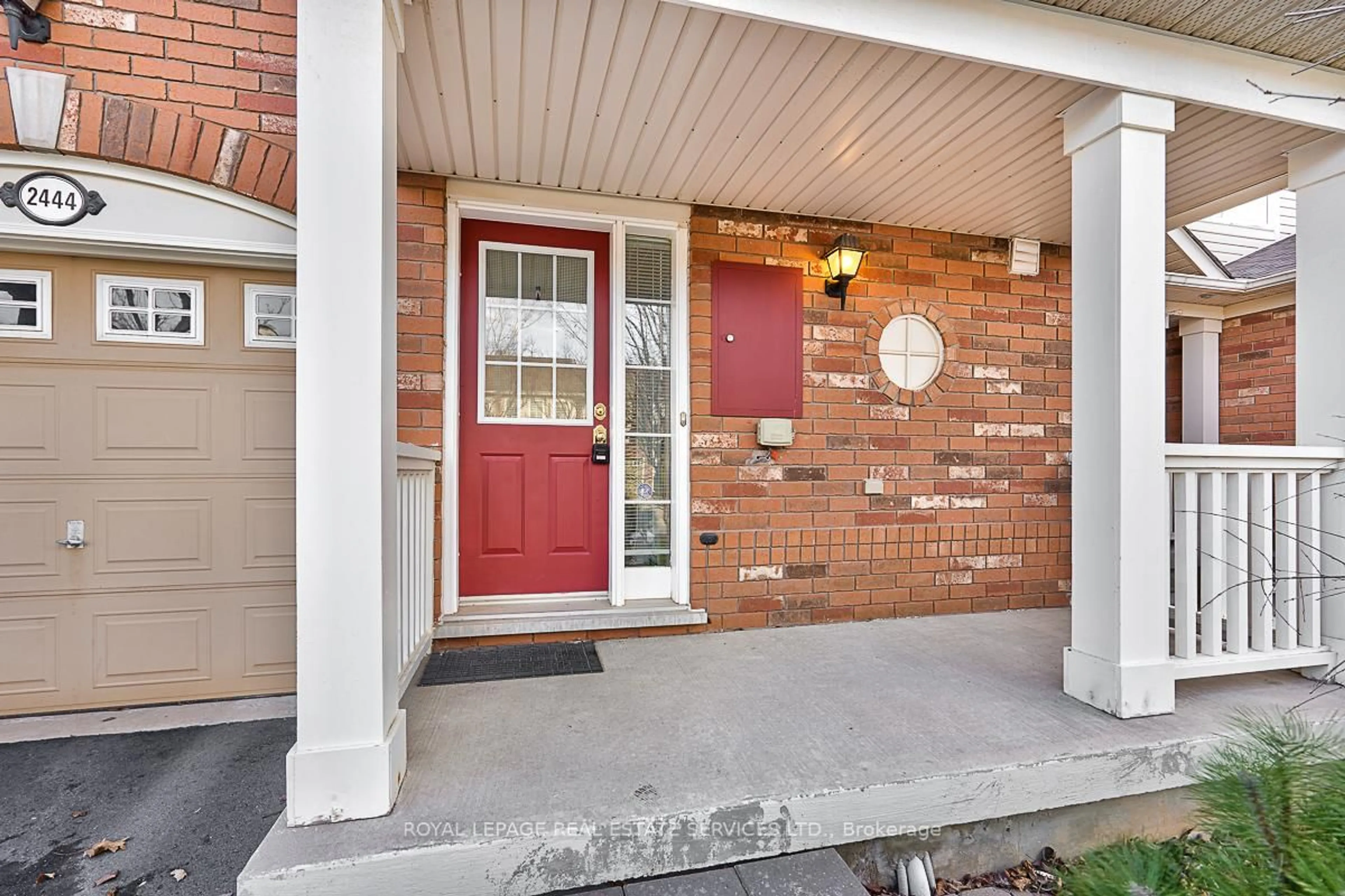 Indoor entryway for 2444 Wooden Hill Circ, Oakville Ontario L6M 4E3