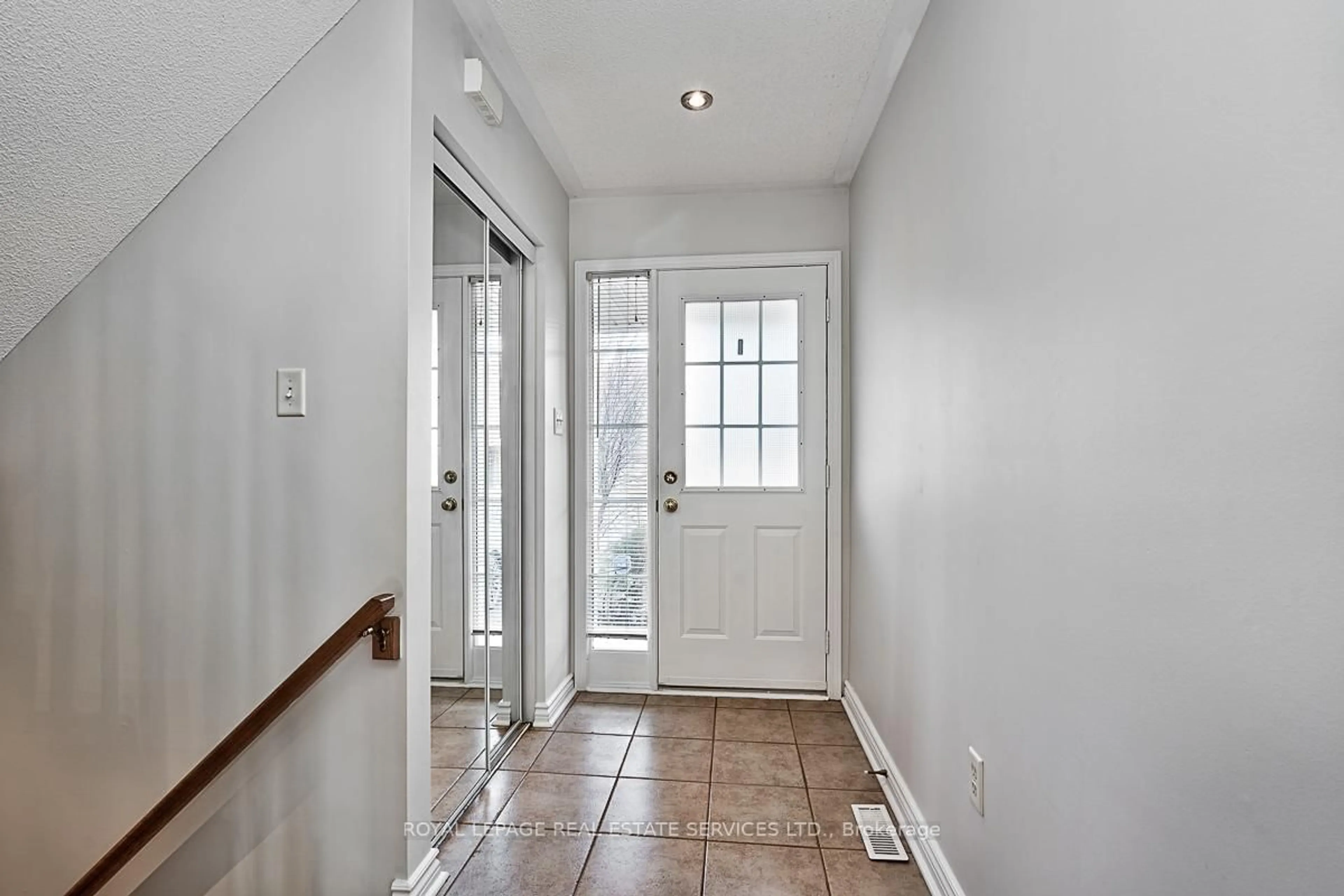 Indoor entryway for 2444 Wooden Hill Circ, Oakville Ontario L6M 4E3