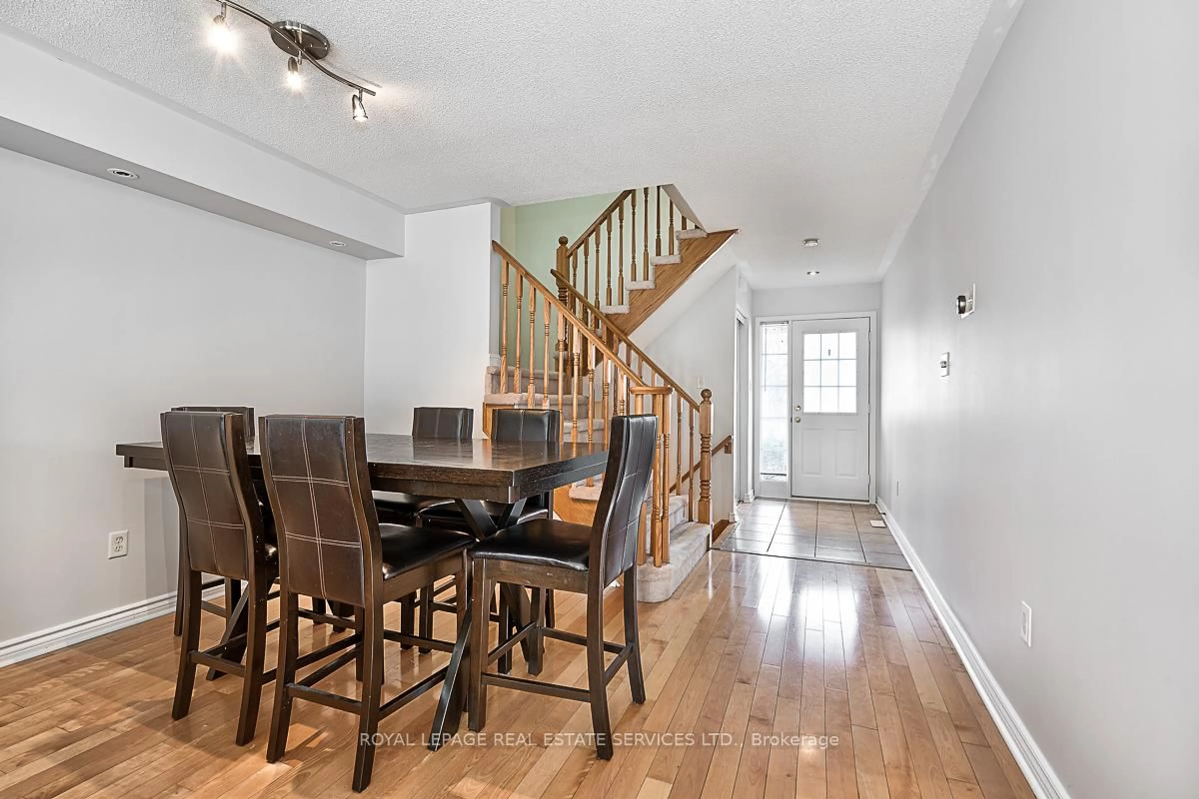 Dining room, wood/laminate floor for 2444 Wooden Hill Circ, Oakville Ontario L6M 4E3