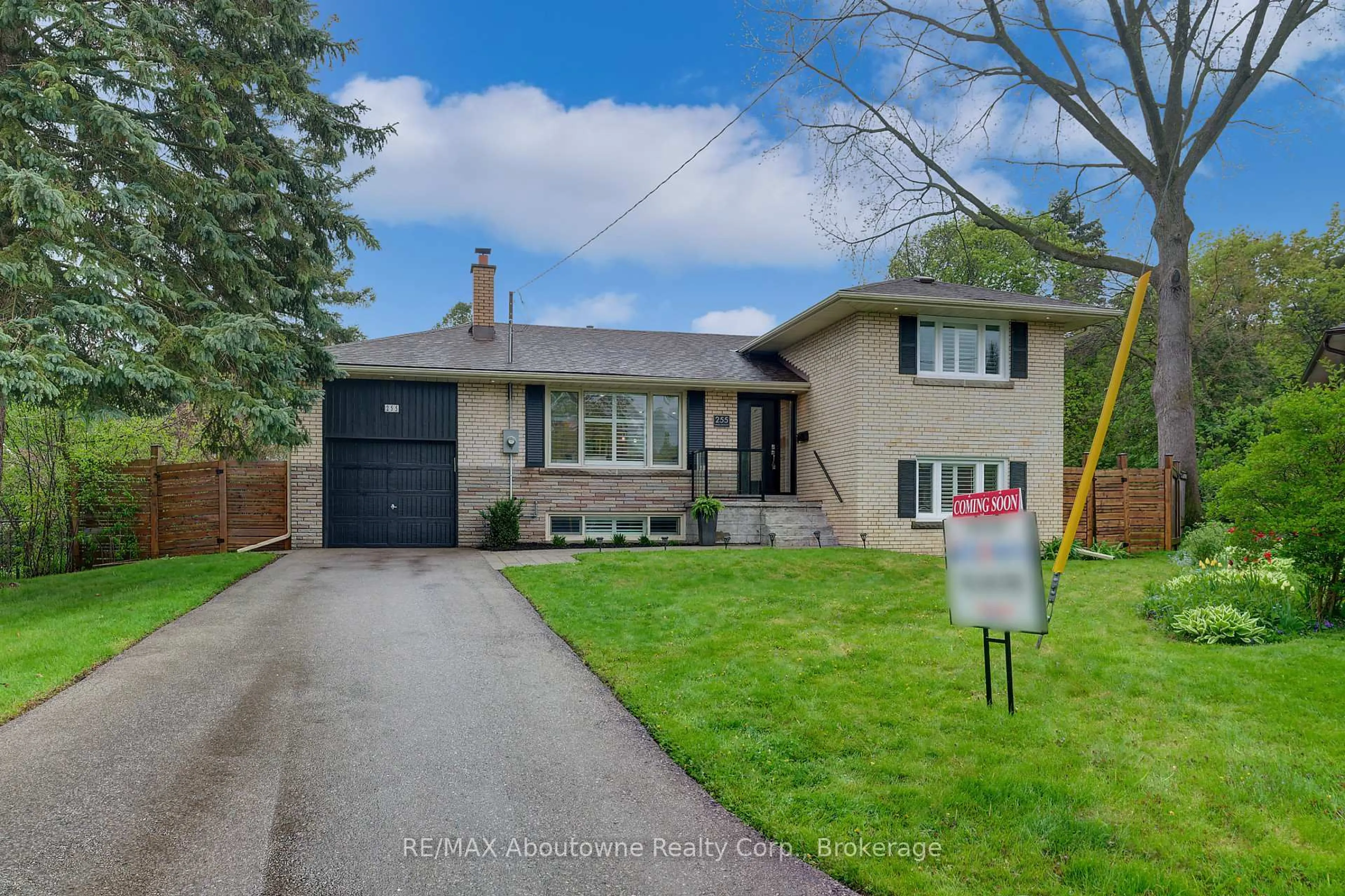 Home with brick exterior material, street for 255 Wales Cres, Oakville Ontario L6L 3X8