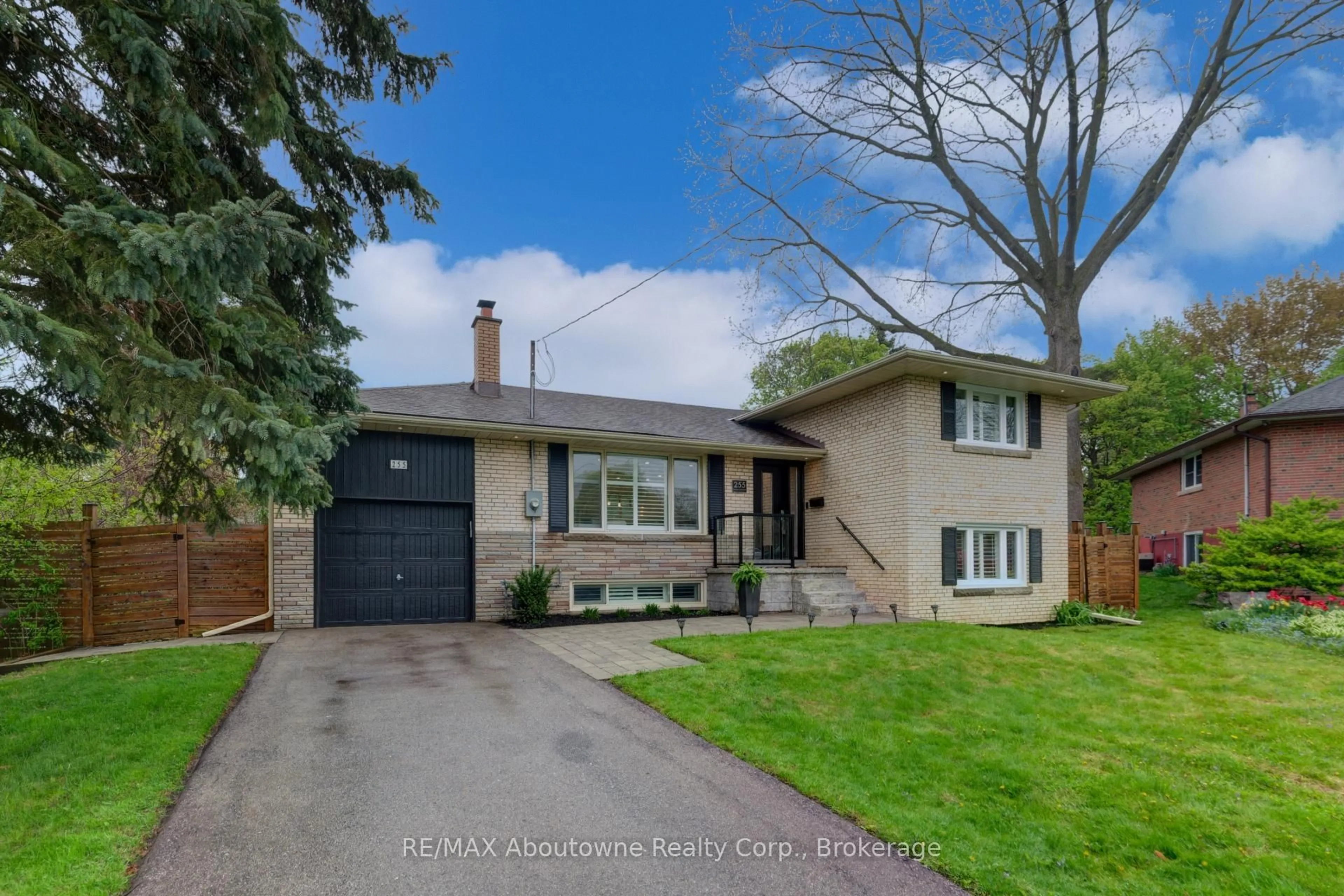 Home with brick exterior material, street for 255 Wales Cres, Oakville Ontario L6L 3X8