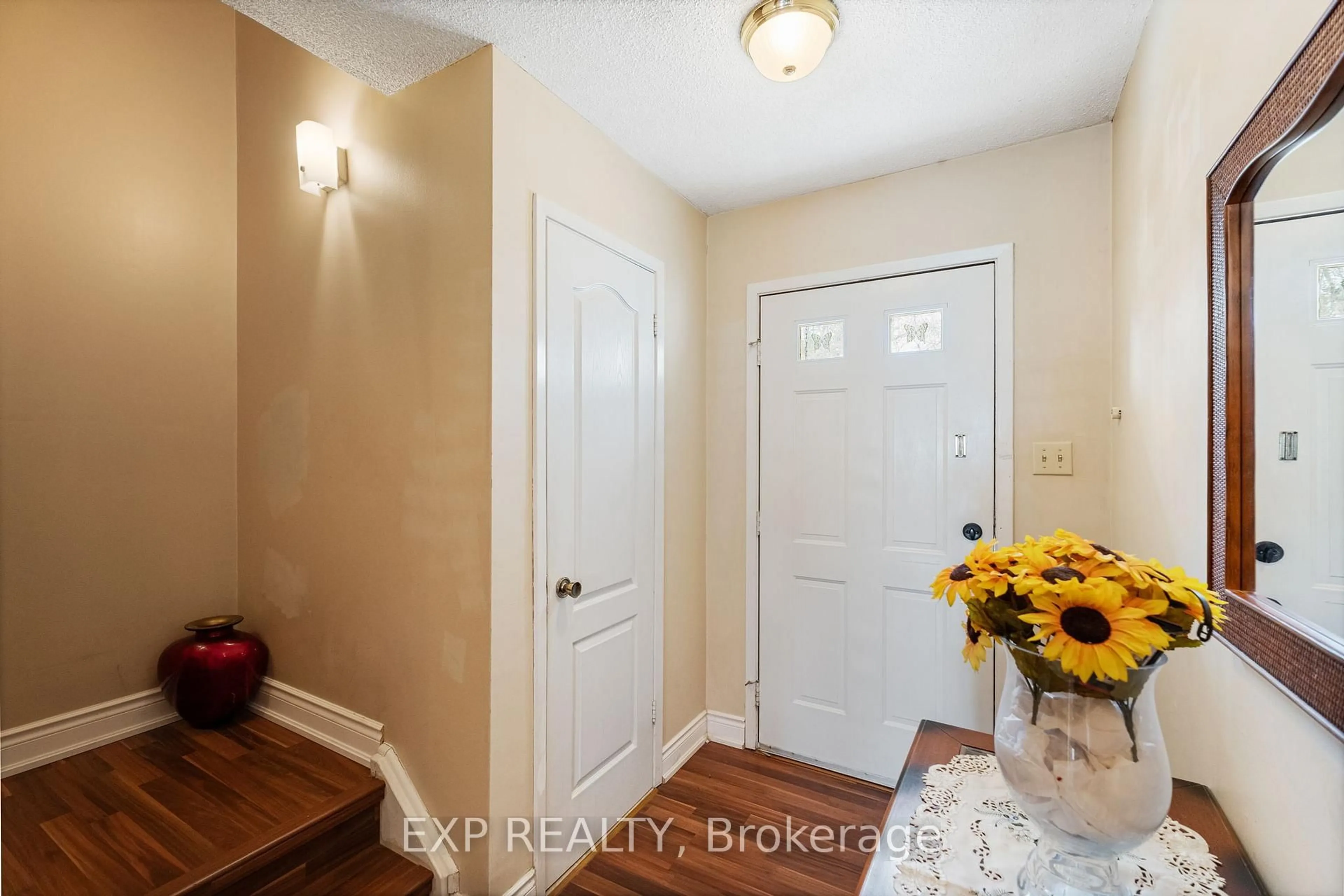 Indoor entryway for 2722 Andorra Circ, Mississauga Ontario L5N 2H9