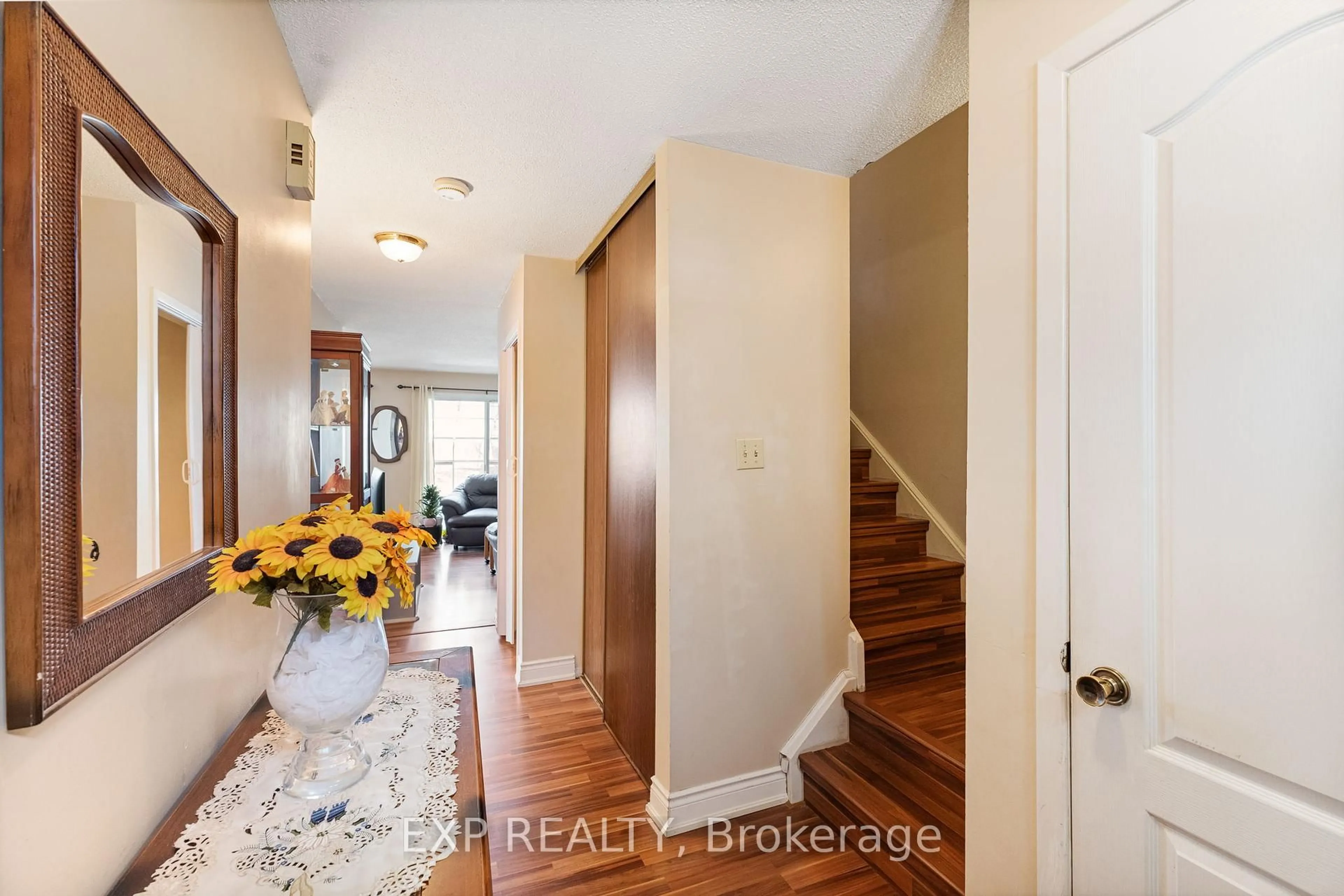 Indoor entryway for 2722 Andorra Circ, Mississauga Ontario L5N 2H9