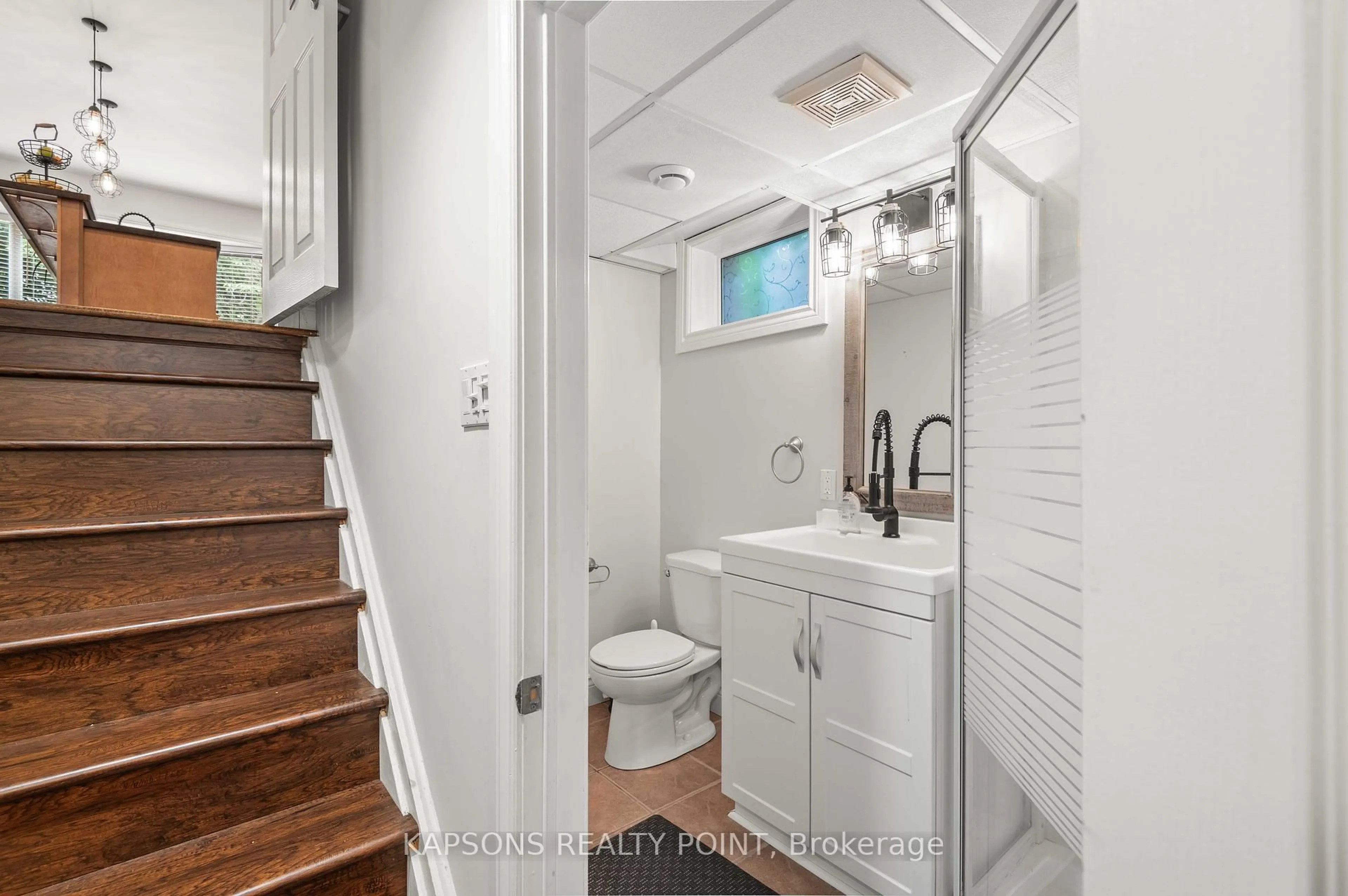 Standard bathroom, unknown for 215 Zina St, Orangeville Ontario L9W 1E9