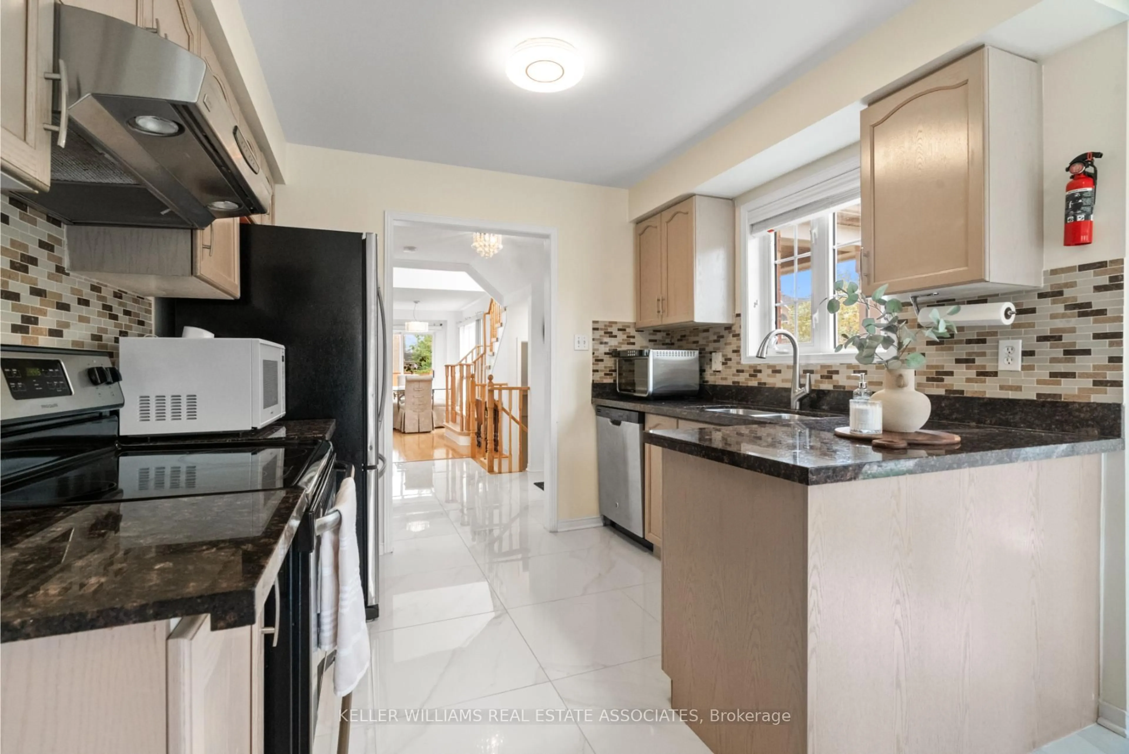 Open concept kitchen, ceramic/tile floor for 5554 Linwell Pl, Mississauga Ontario L5M 6L7