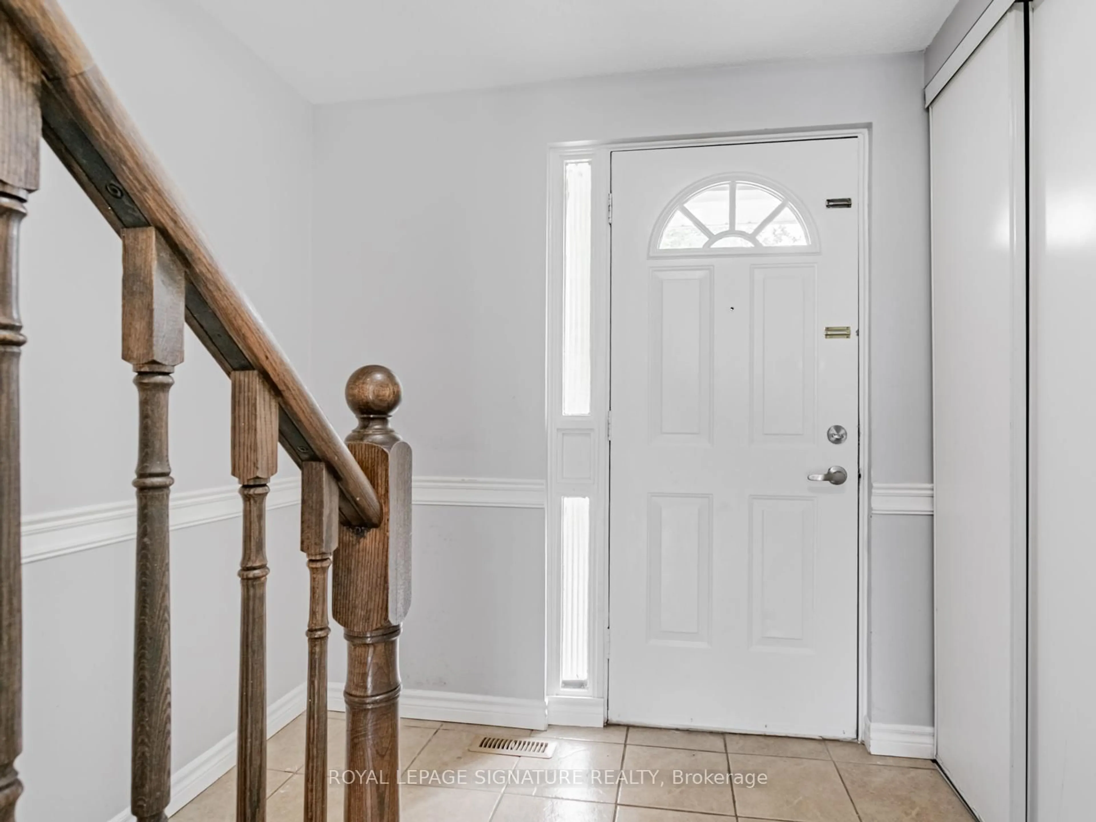Indoor entryway for 215 Mississauga Valley Blvd #76, Mississauga Ontario L5A 1Y7
