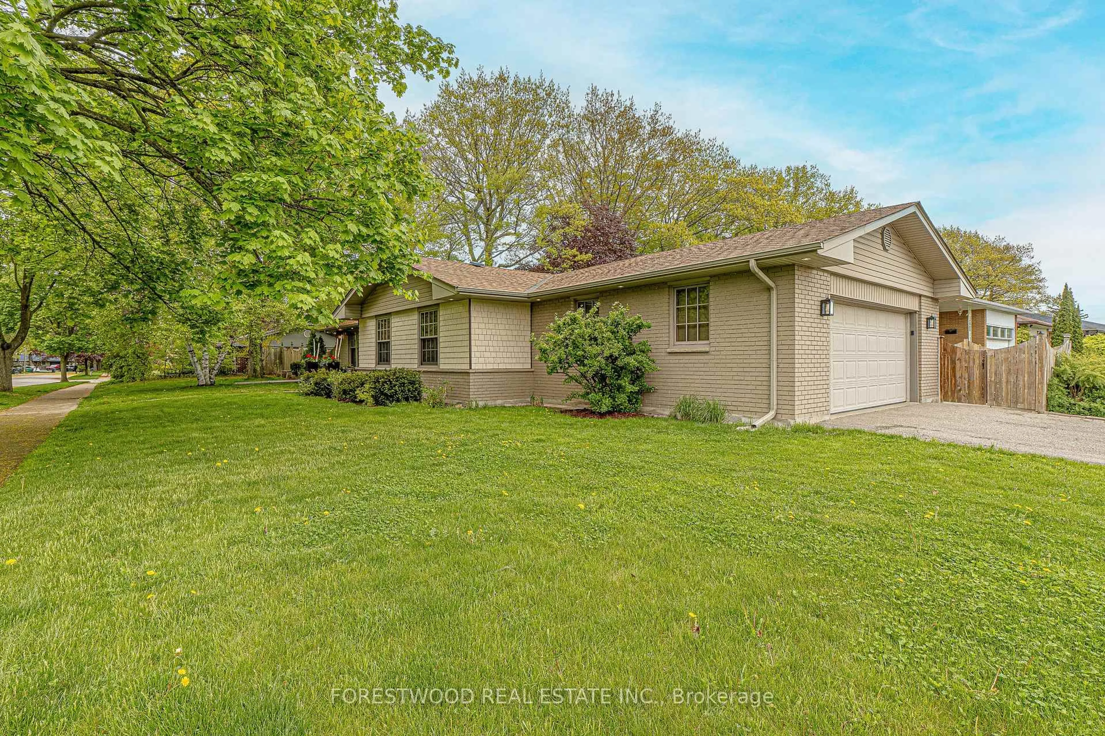 A pic from outside/outdoor area/front of a property/back of a property/a pic from drone, street for 3376 Grassfire Cres, Mississauga Ontario L4Y 3K2