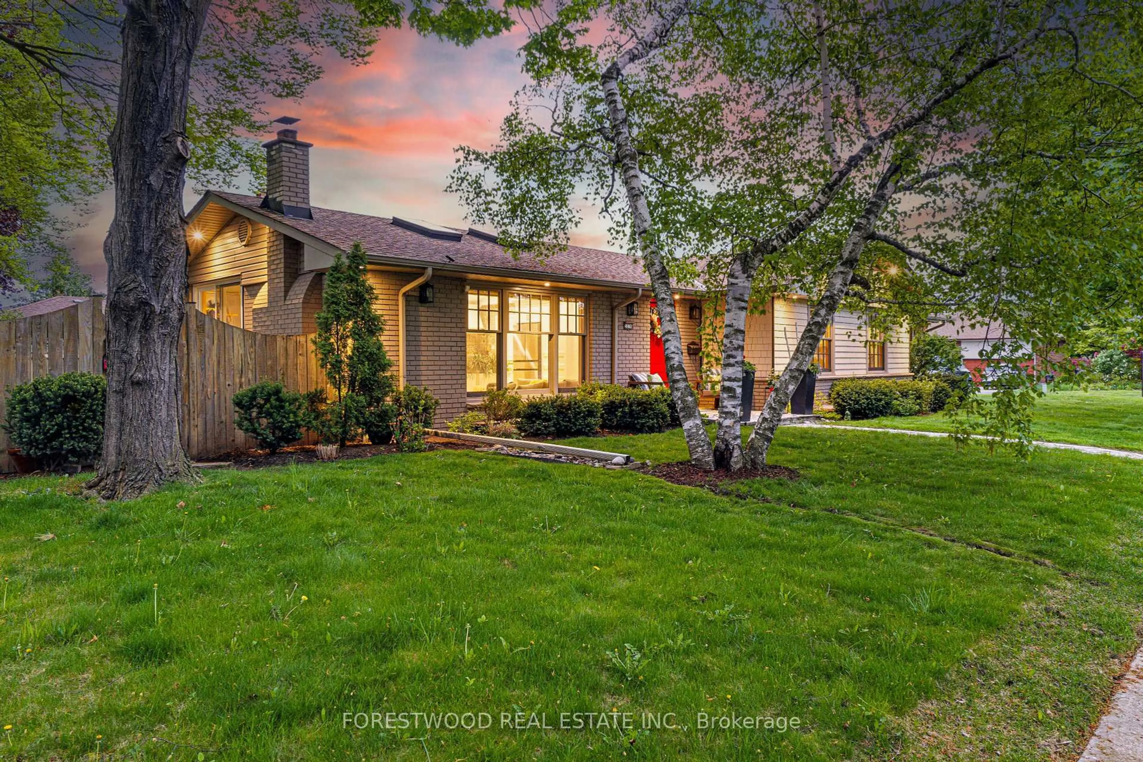 A pic from outside/outdoor area/front of a property/back of a property/a pic from drone, street for 3376 Grassfire Cres, Mississauga Ontario L4Y 3K2