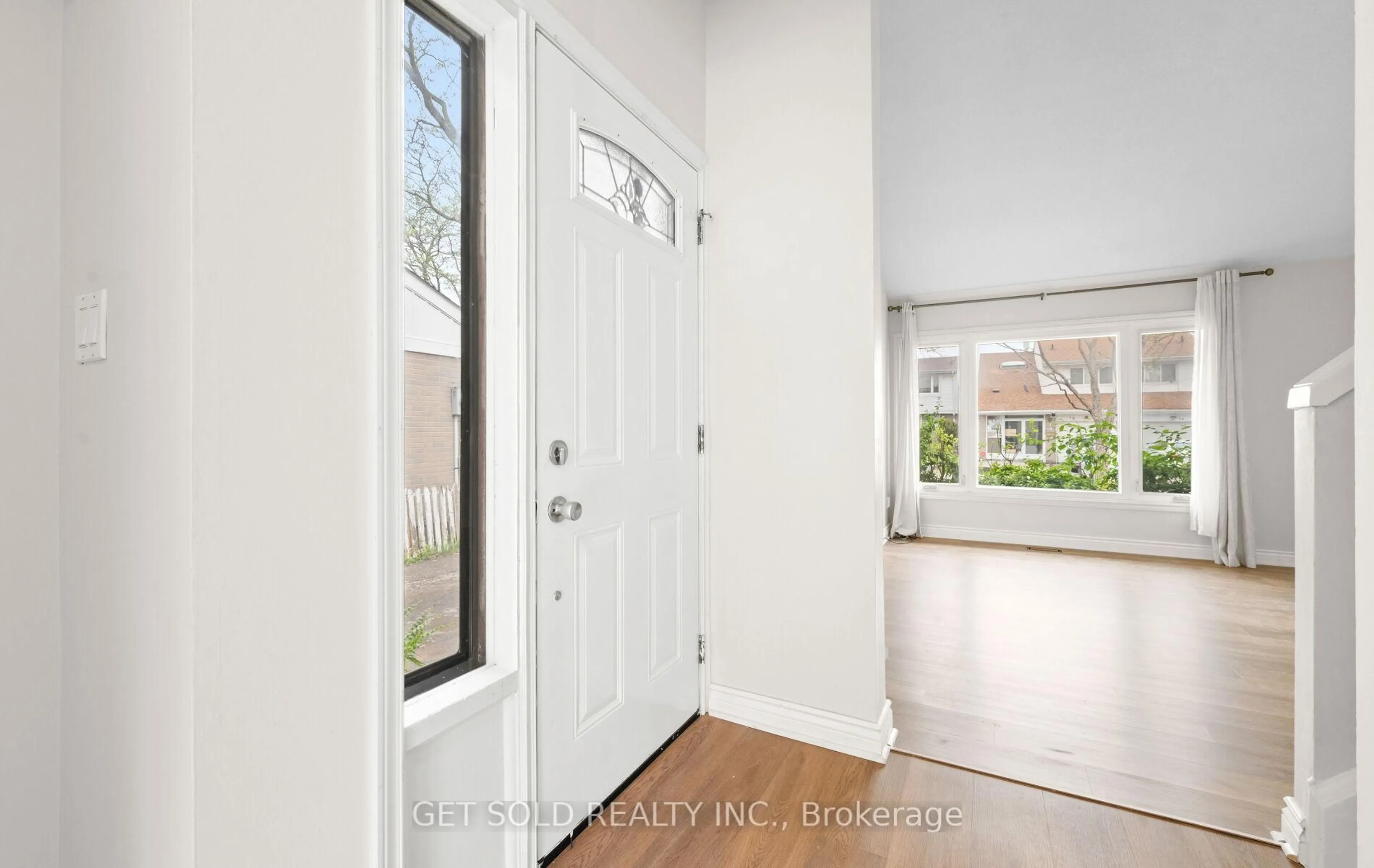Indoor entryway for 15 Wray Crt, Toronto Ontario M9V 4K4