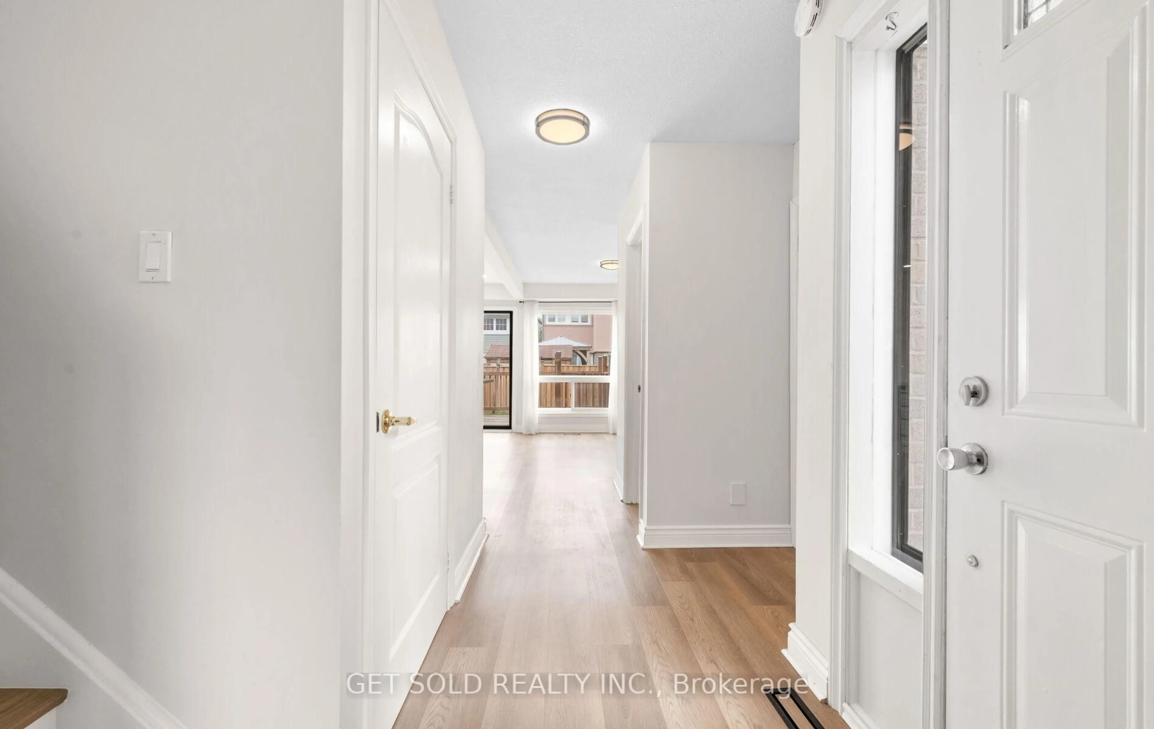 Indoor entryway for 15 Wray Crt, Toronto Ontario M9V 4K4
