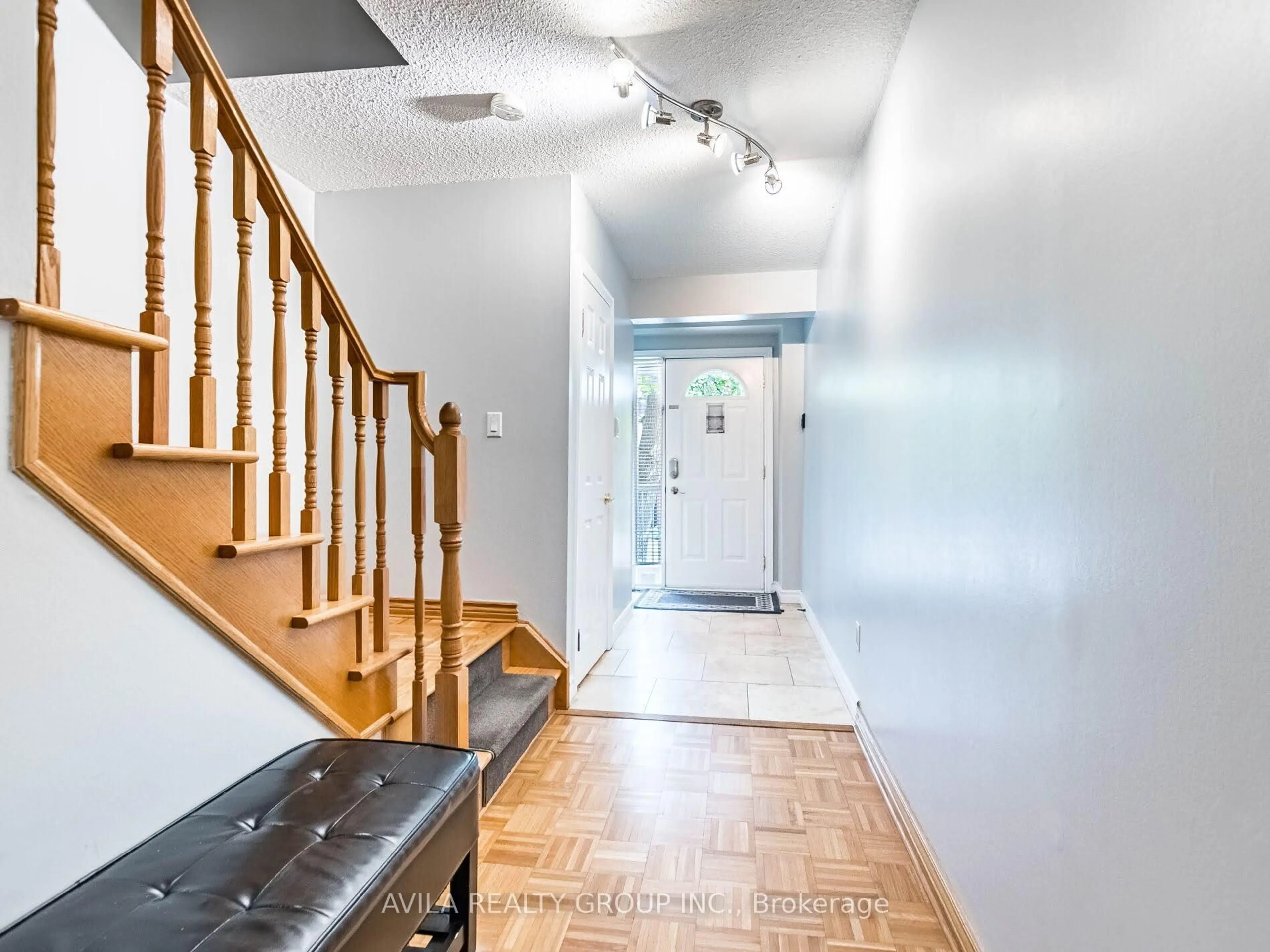 Indoor entryway for 750 Burnhamthorpe Rd #31, Mississauga Ontario L4Y 2X3