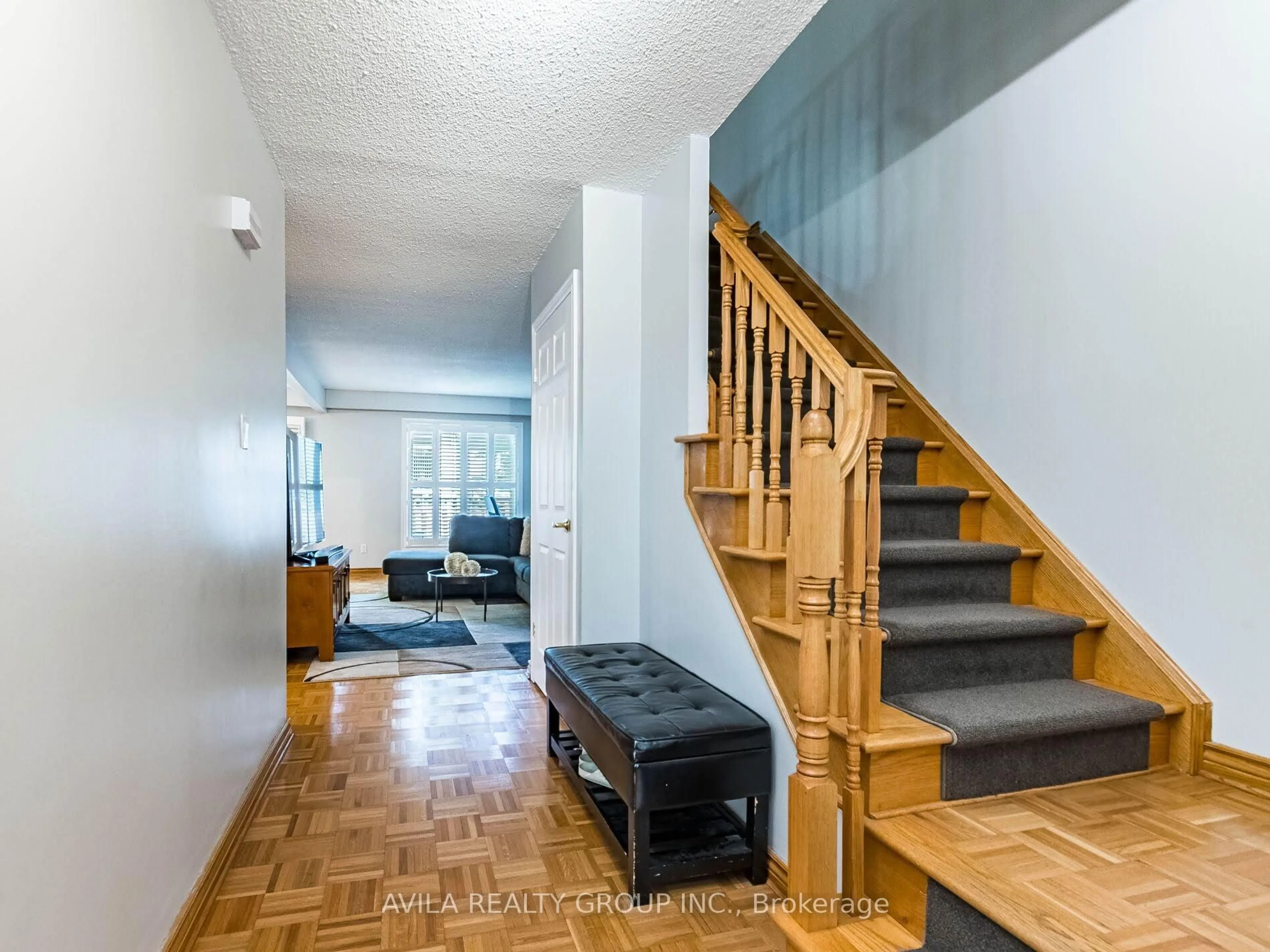 Indoor foyer for 750 Burnhamthorpe Rd #31, Mississauga Ontario L4Y 2X3