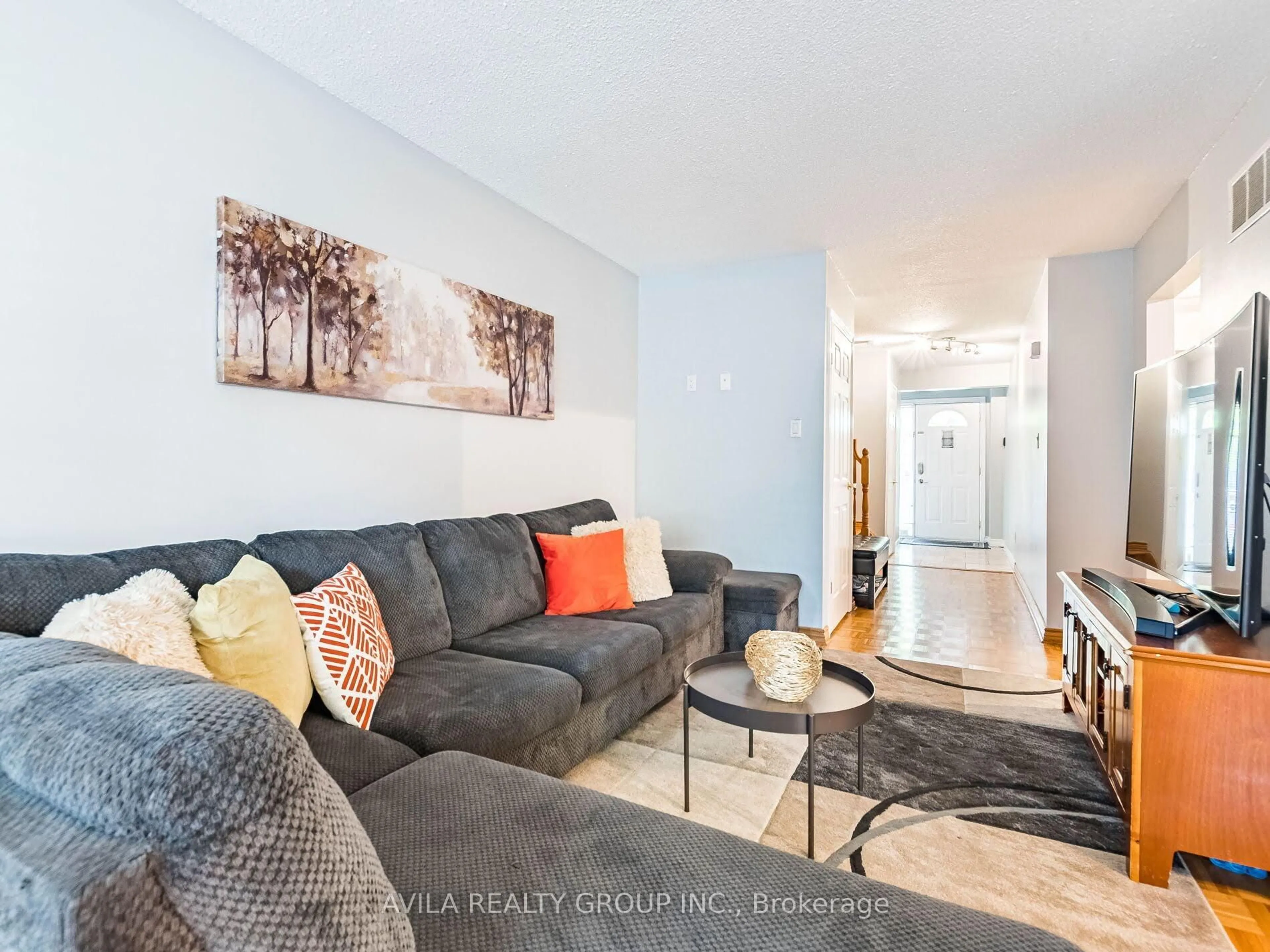 Living room with furniture, unknown for 750 Burnhamthorpe Rd #31, Mississauga Ontario L4Y 2X3