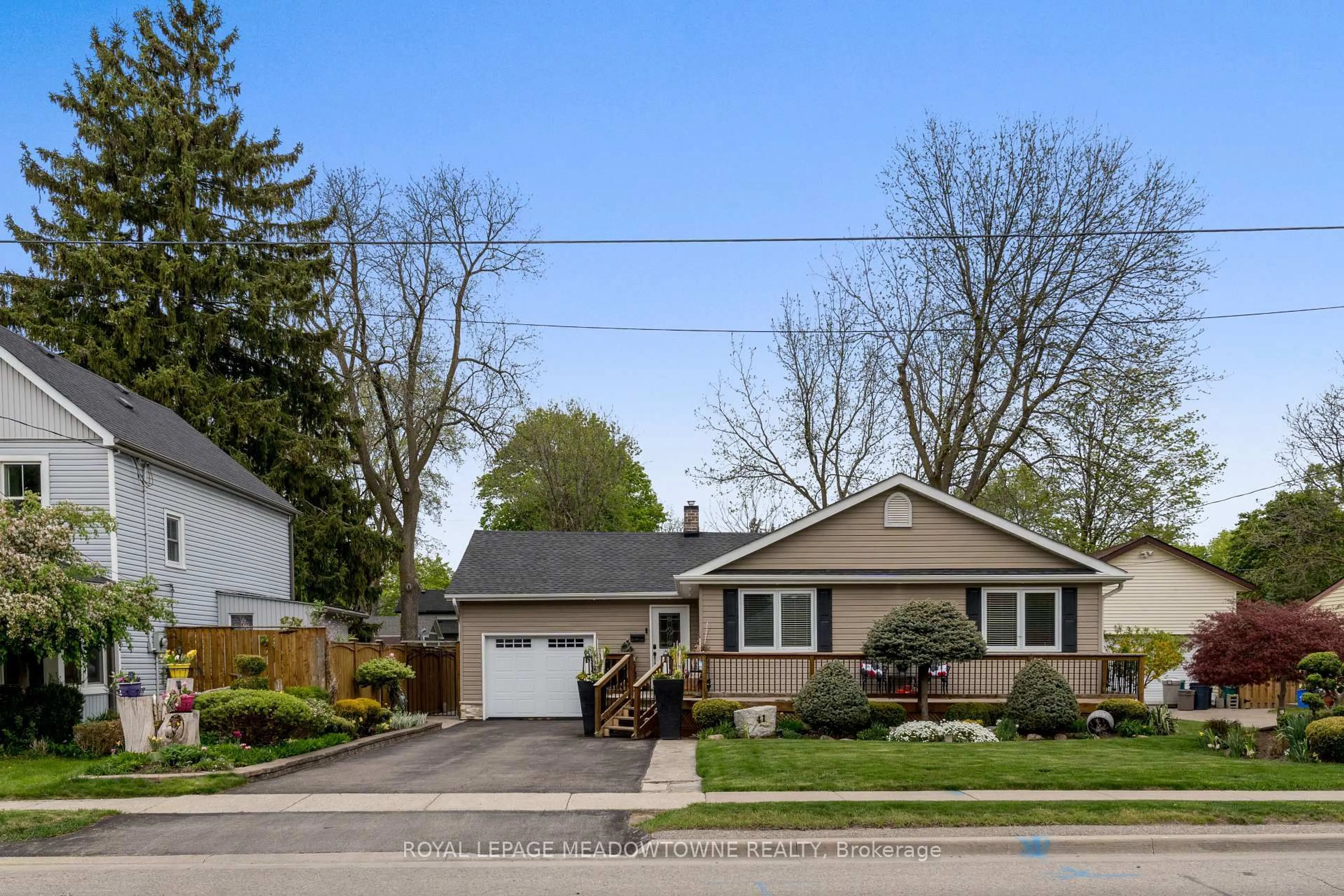 Home with vinyl exterior material, street for 41 John St, Halton Hills Ontario L7G 2J9