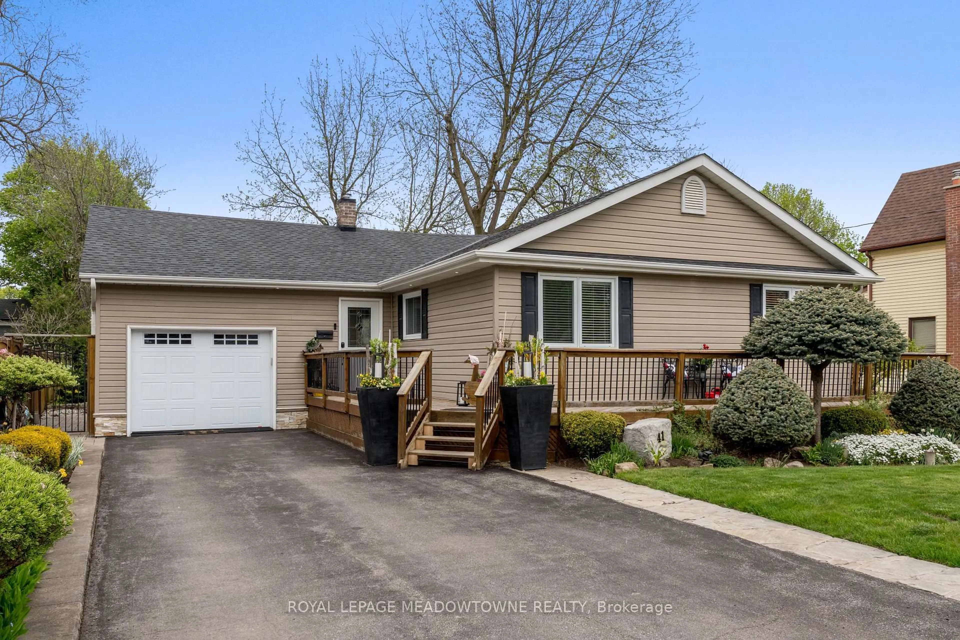Home with vinyl exterior material, street for 41 John St, Halton Hills Ontario L7G 2J9