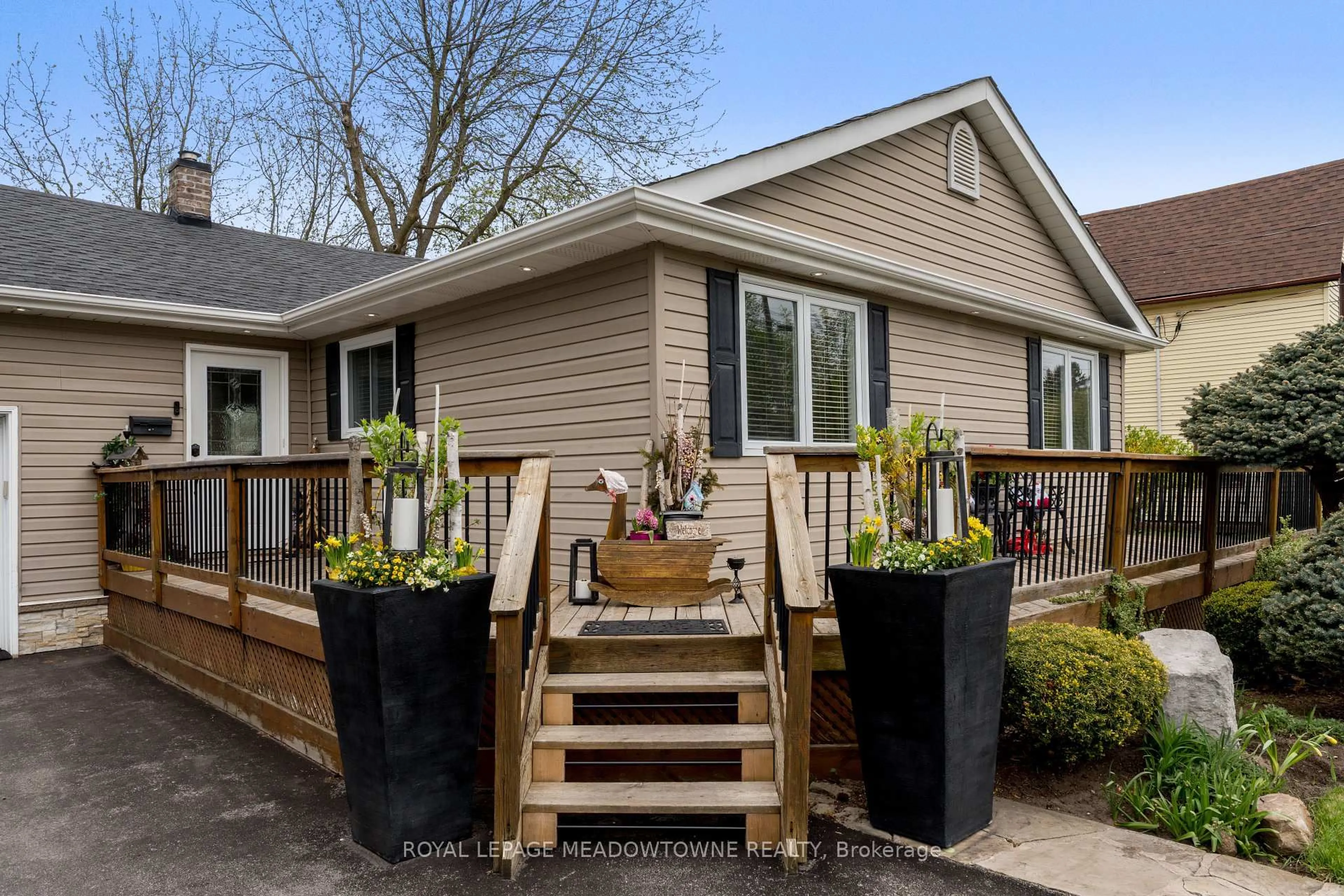 Patio, street for 41 John St, Halton Hills Ontario L7G 2J9
