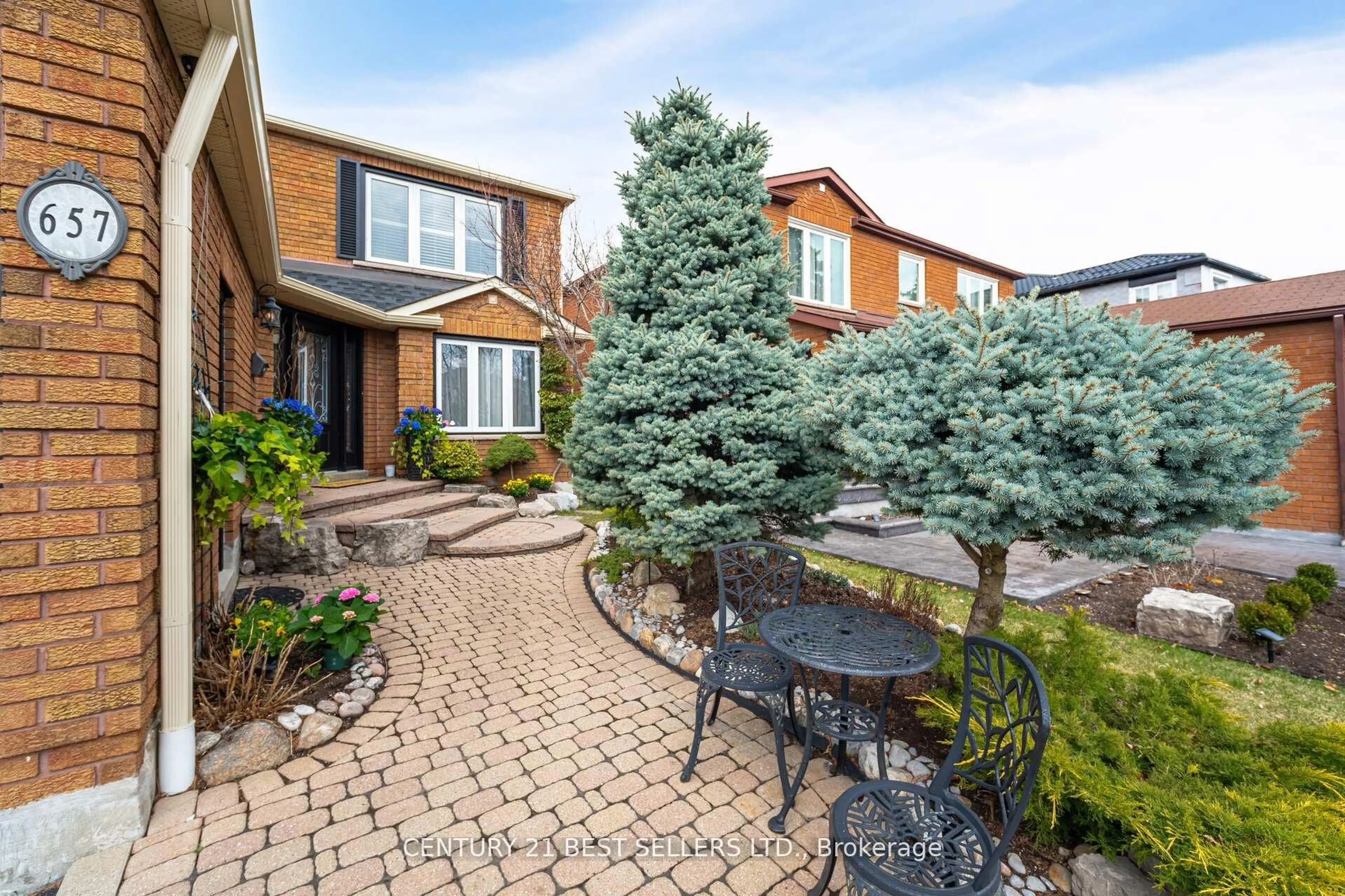 Patio, street for 657 Savoy Cres, Mississauga Ontario L5R 3B4