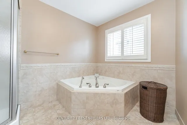Additional property image - 657 Savoy Cres