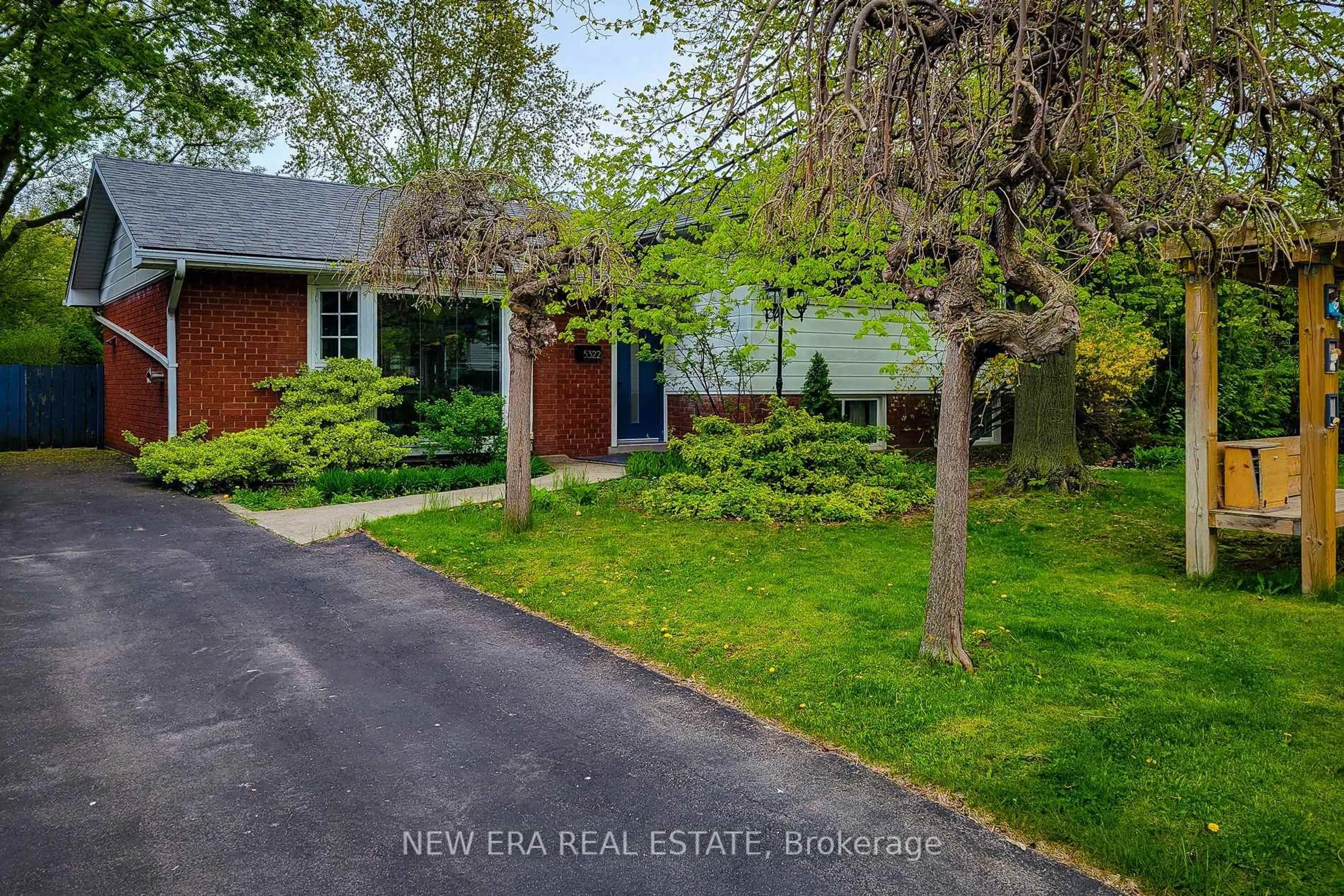 A pic from outside/outdoor area/front of a property/back of a property/a pic from drone, street for 5322 Windermere Dr, Burlington Ontario L7L 3M1
