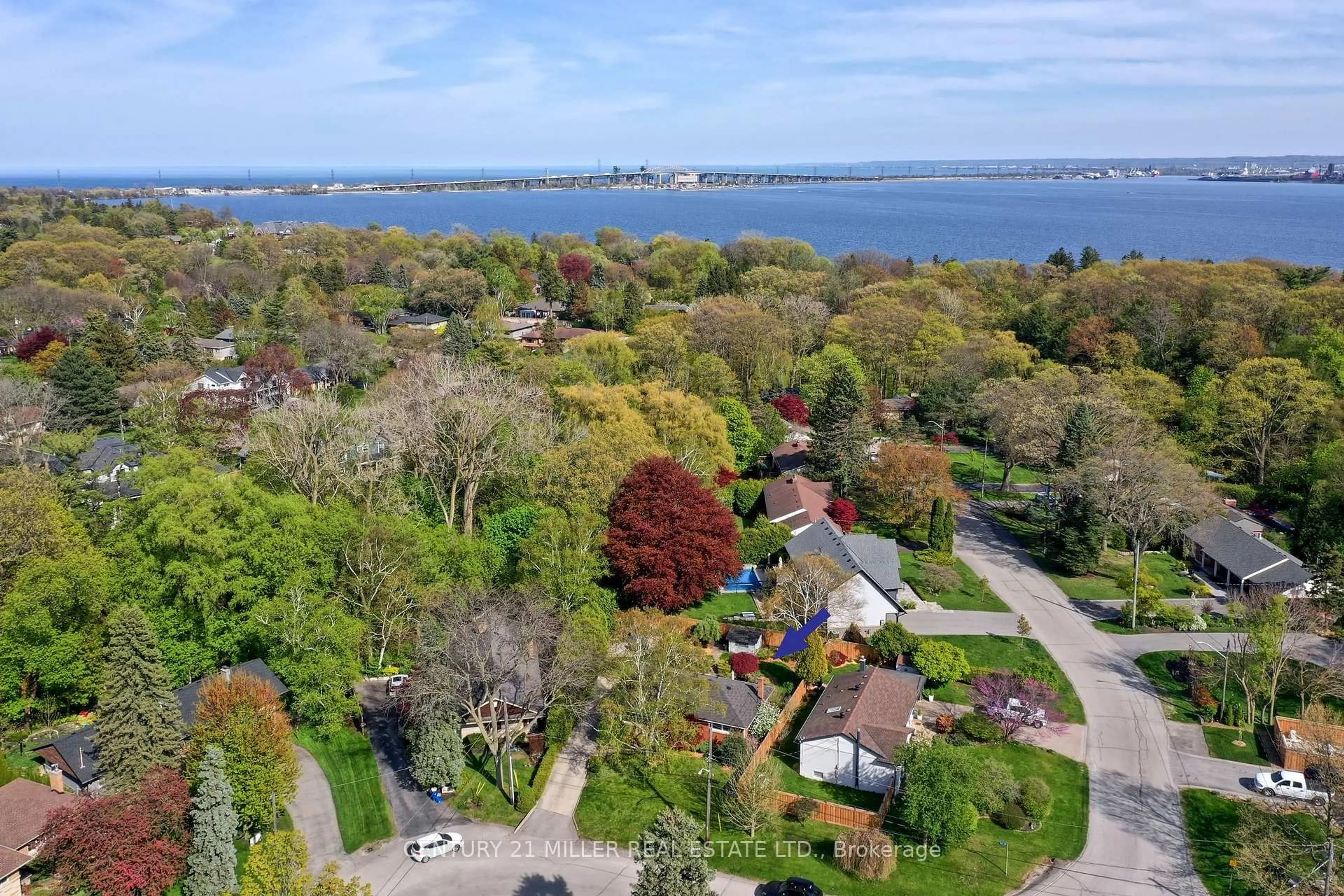 A pic from outside/outdoor area/front of a property/back of a property/a pic from drone, water/lake/river/ocean view for 811 Teal Dr, Burlington Ontario L7T 2Y8
