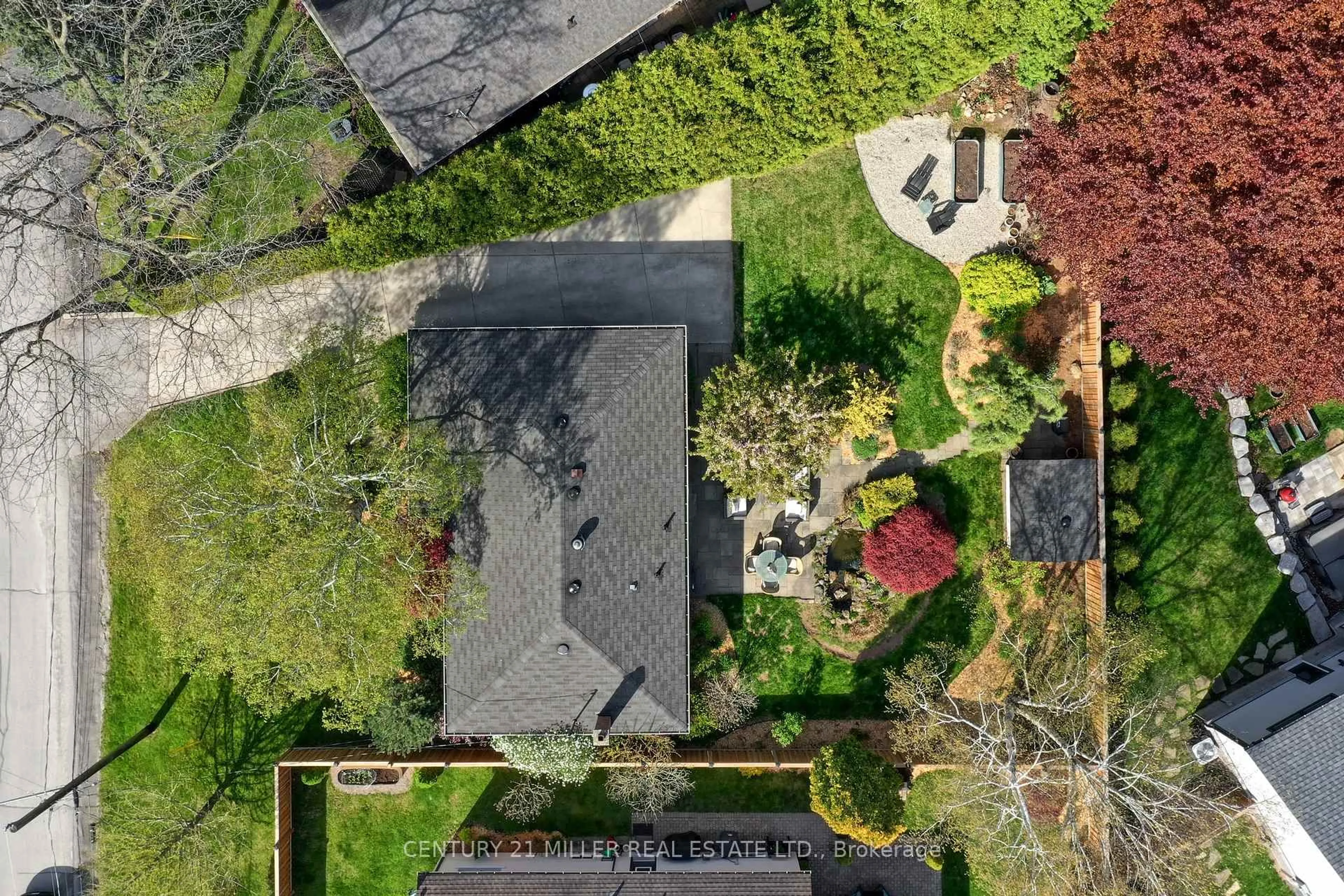 A pic from outside/outdoor area/front of a property/back of a property/a pic from drone, street for 811 Teal Dr, Burlington Ontario L7T 2Y8