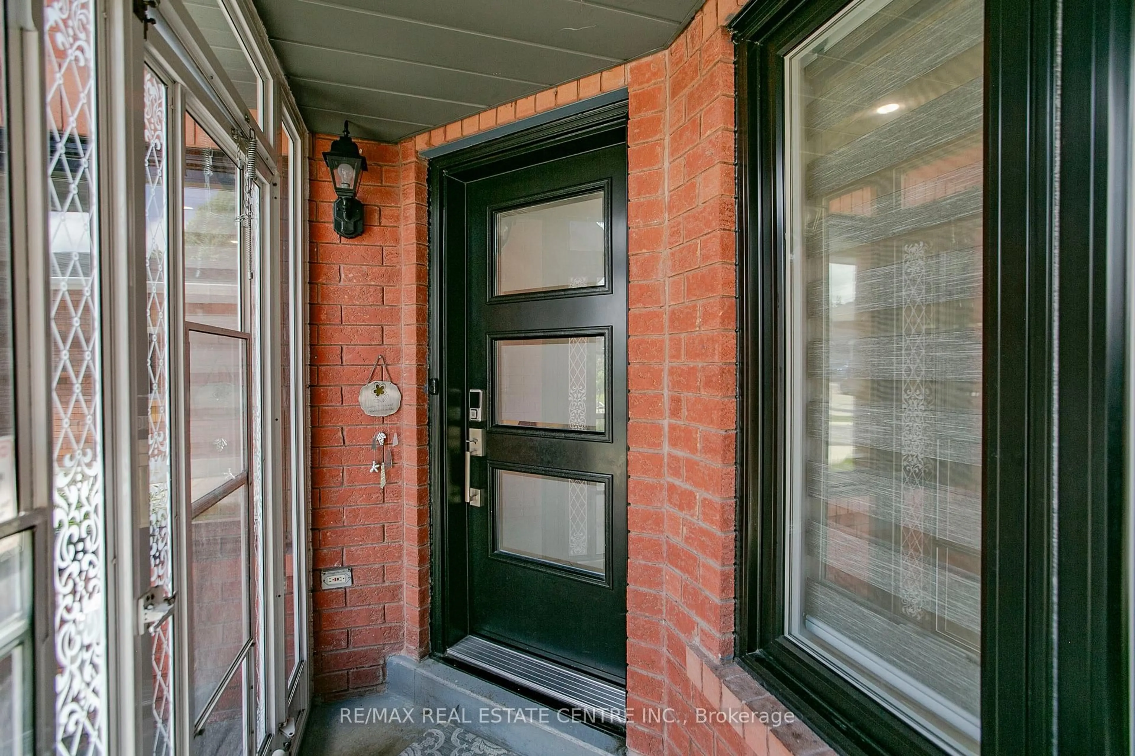 Indoor entryway for 130 Meadowlark Dr, Brampton Ontario L6Y 4V6