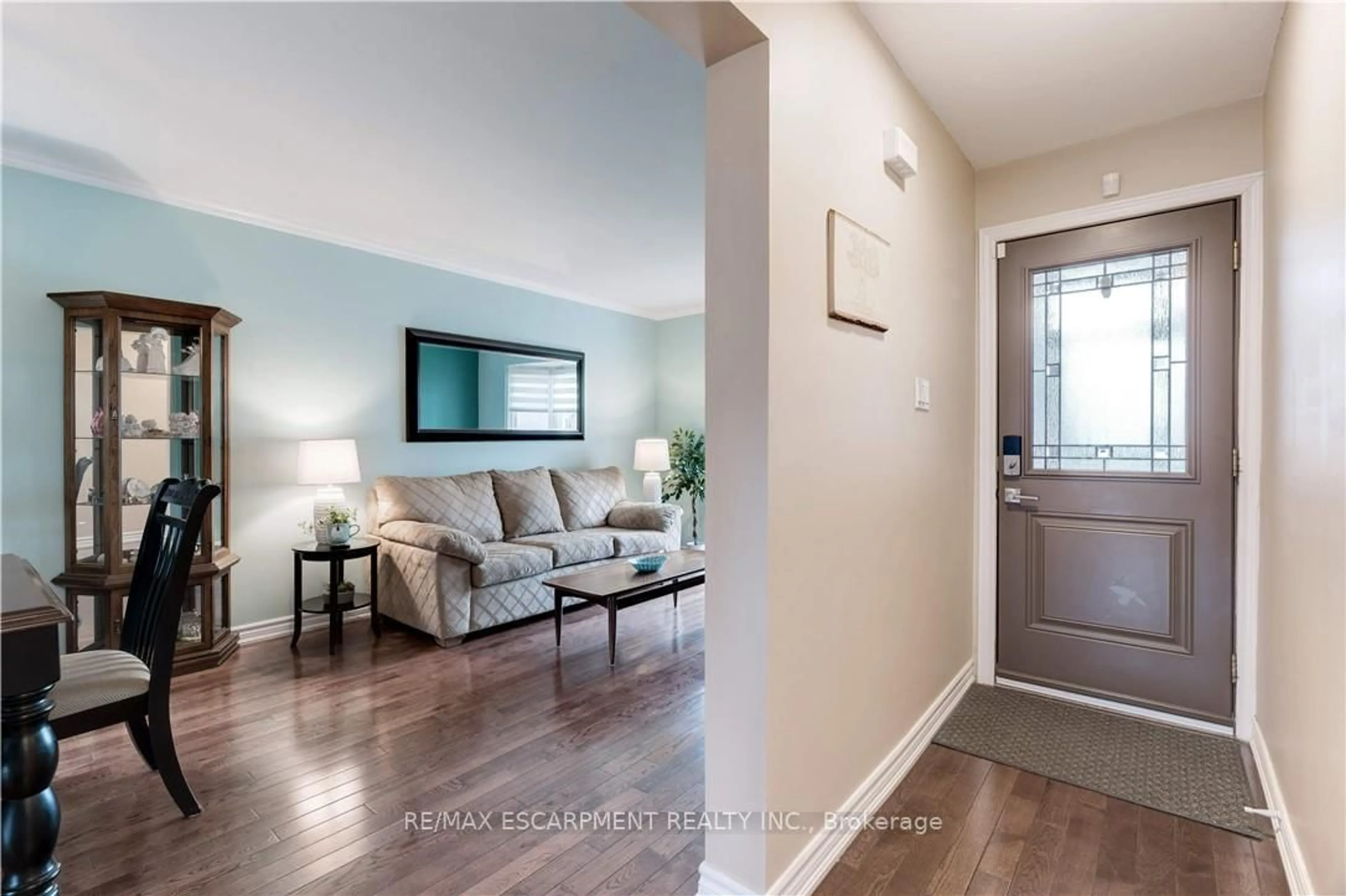 Indoor entryway for 2143 Clipper Cres, Burlington Ontario L7M 2P7