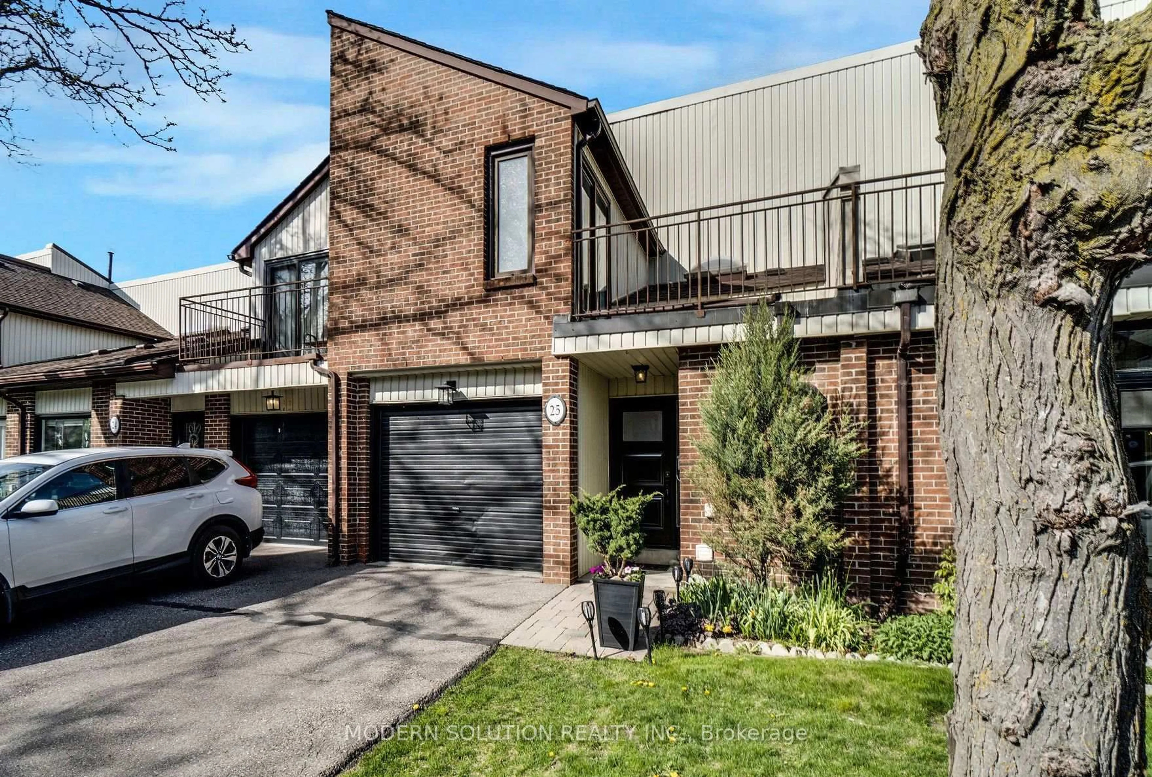 Home with brick exterior material, street for 1021 Cedarglen Gate #25, Mississauga Ontario L5C 3A7