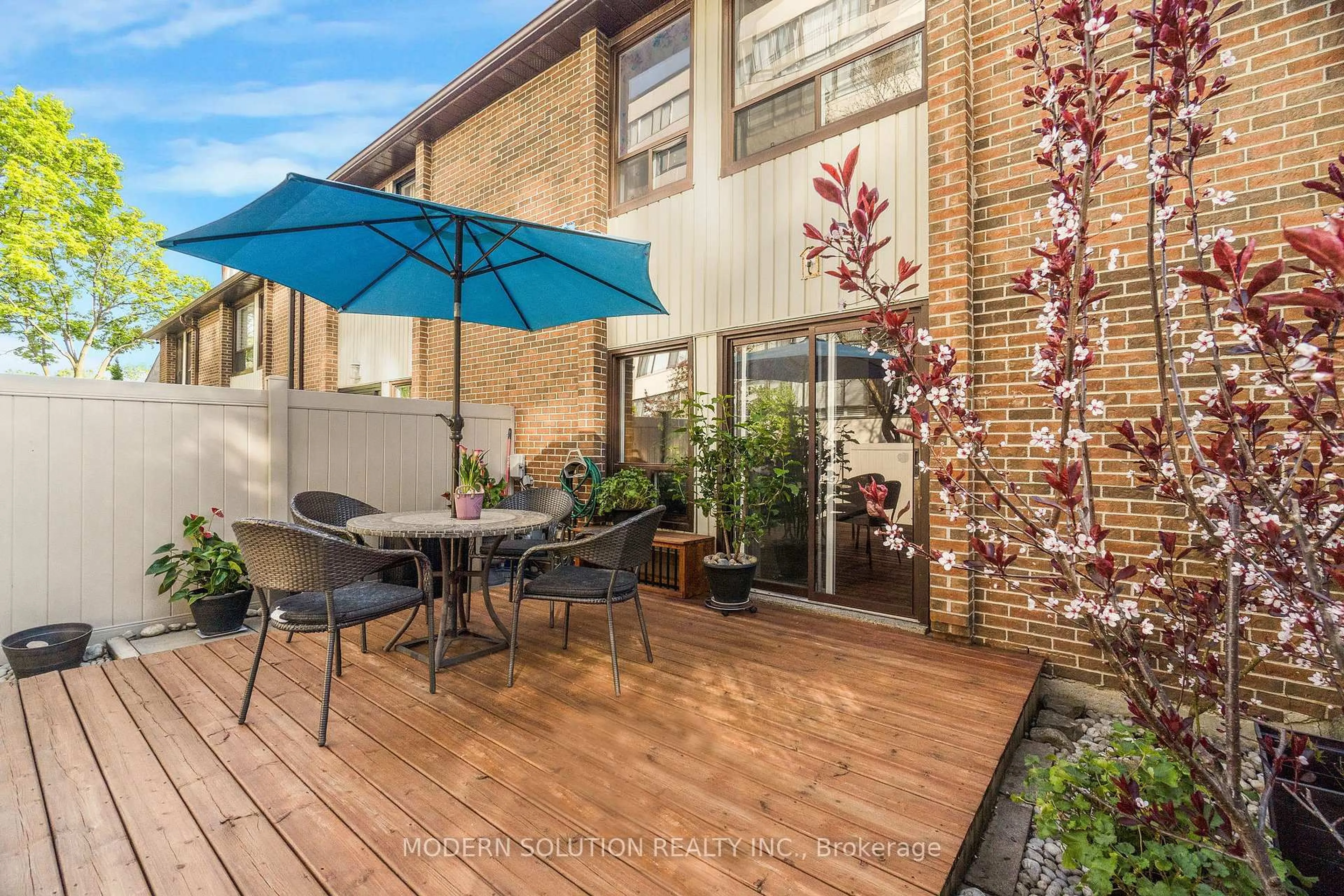 Patio, street for 1021 Cedarglen Gate #25, Mississauga Ontario L5C 3A7