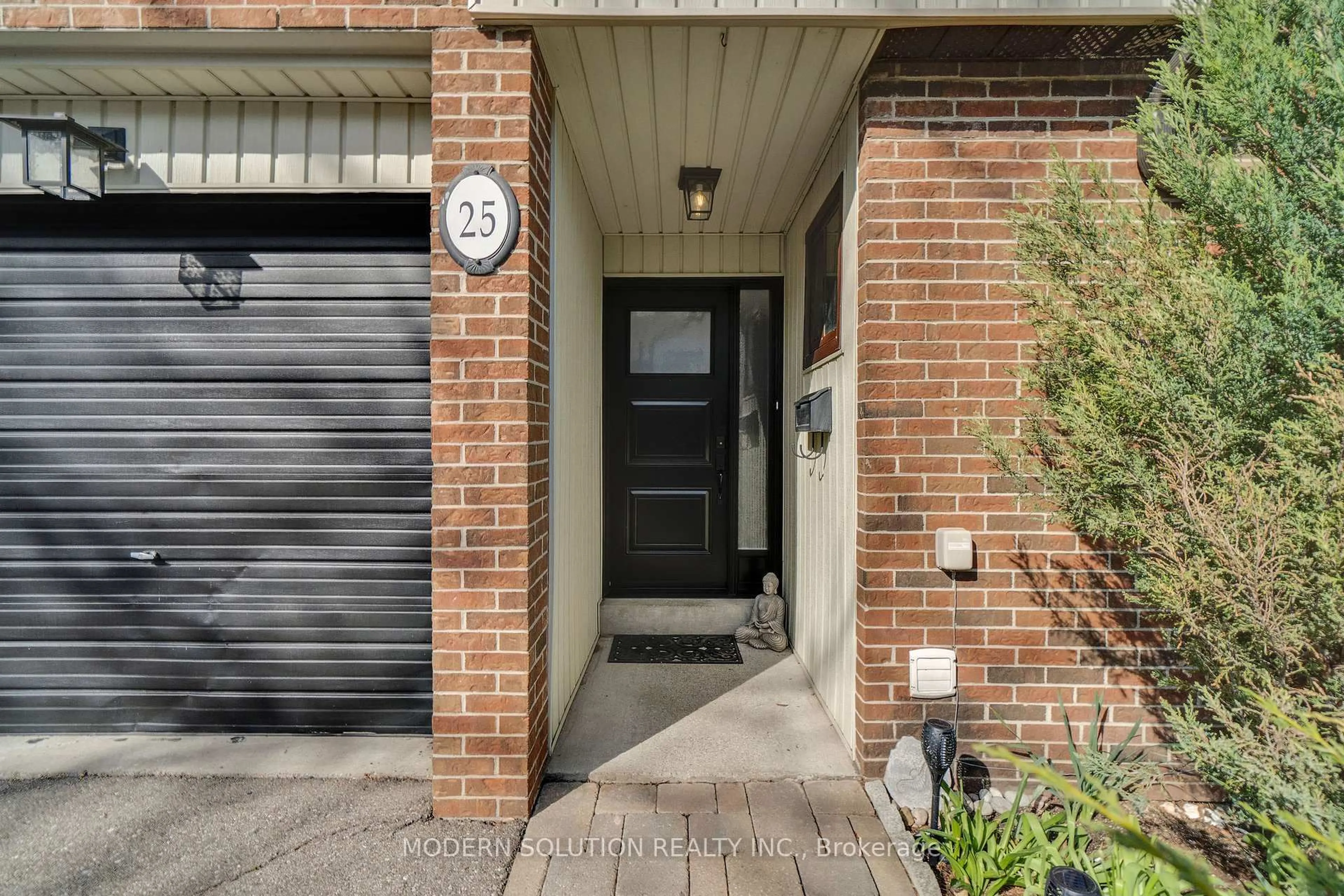 Home with brick exterior material, street for 1021 Cedarglen Gate #25, Mississauga Ontario L5C 3A7