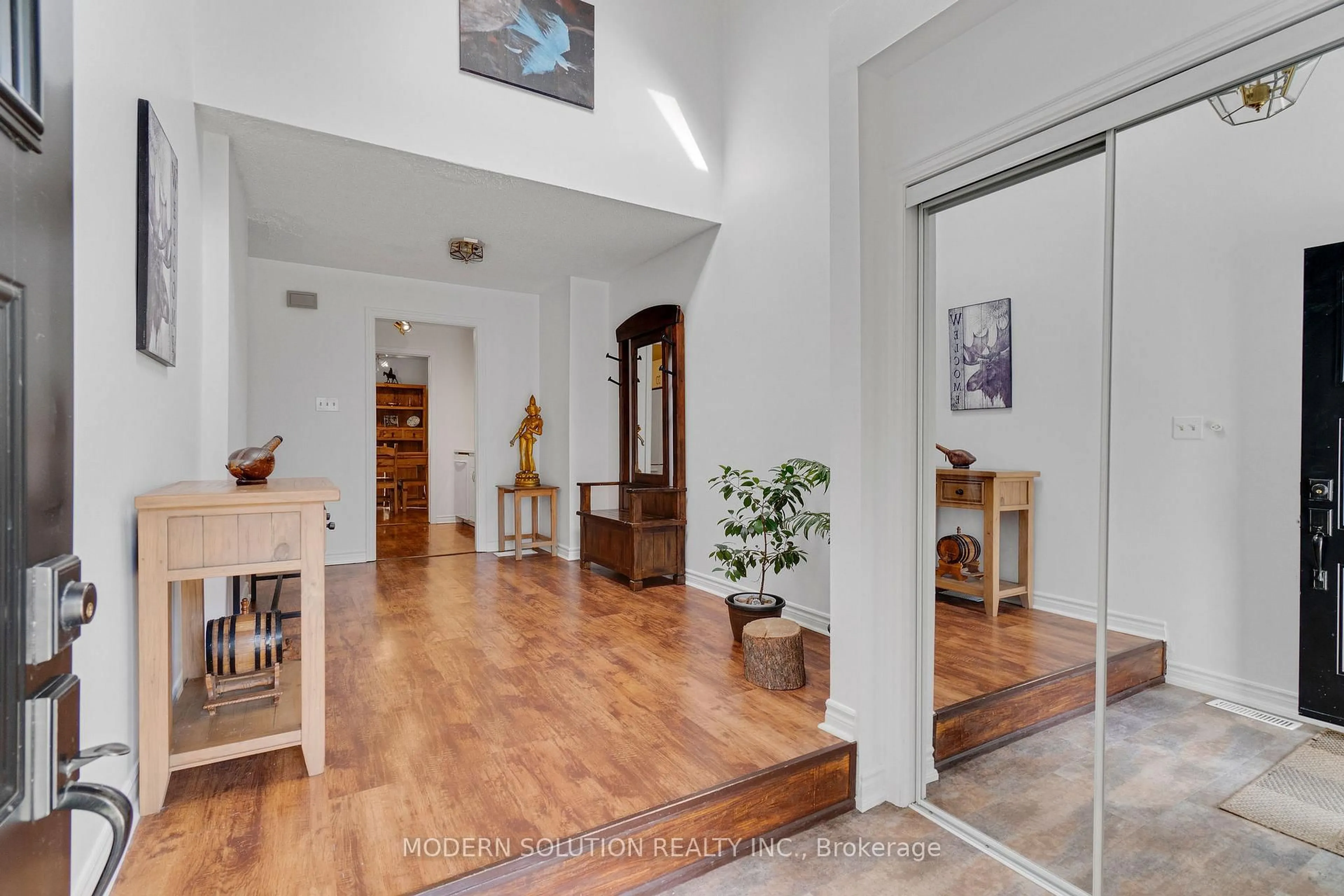 Indoor foyer for 1021 Cedarglen Gate #25, Mississauga Ontario L5C 3A7