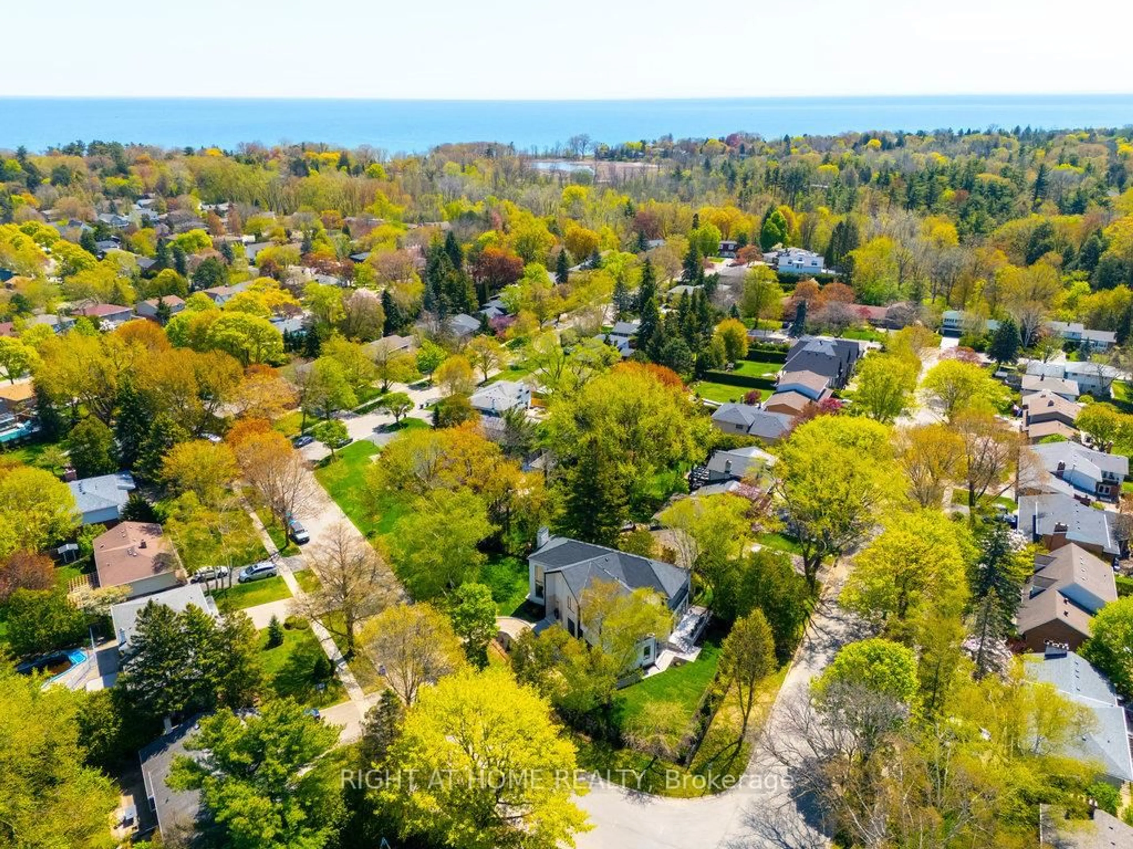 A pic from outside/outdoor area/front of a property/back of a property/a pic from drone, unknown for 920 Calder Rd, Mississauga Ontario L5J 2N7