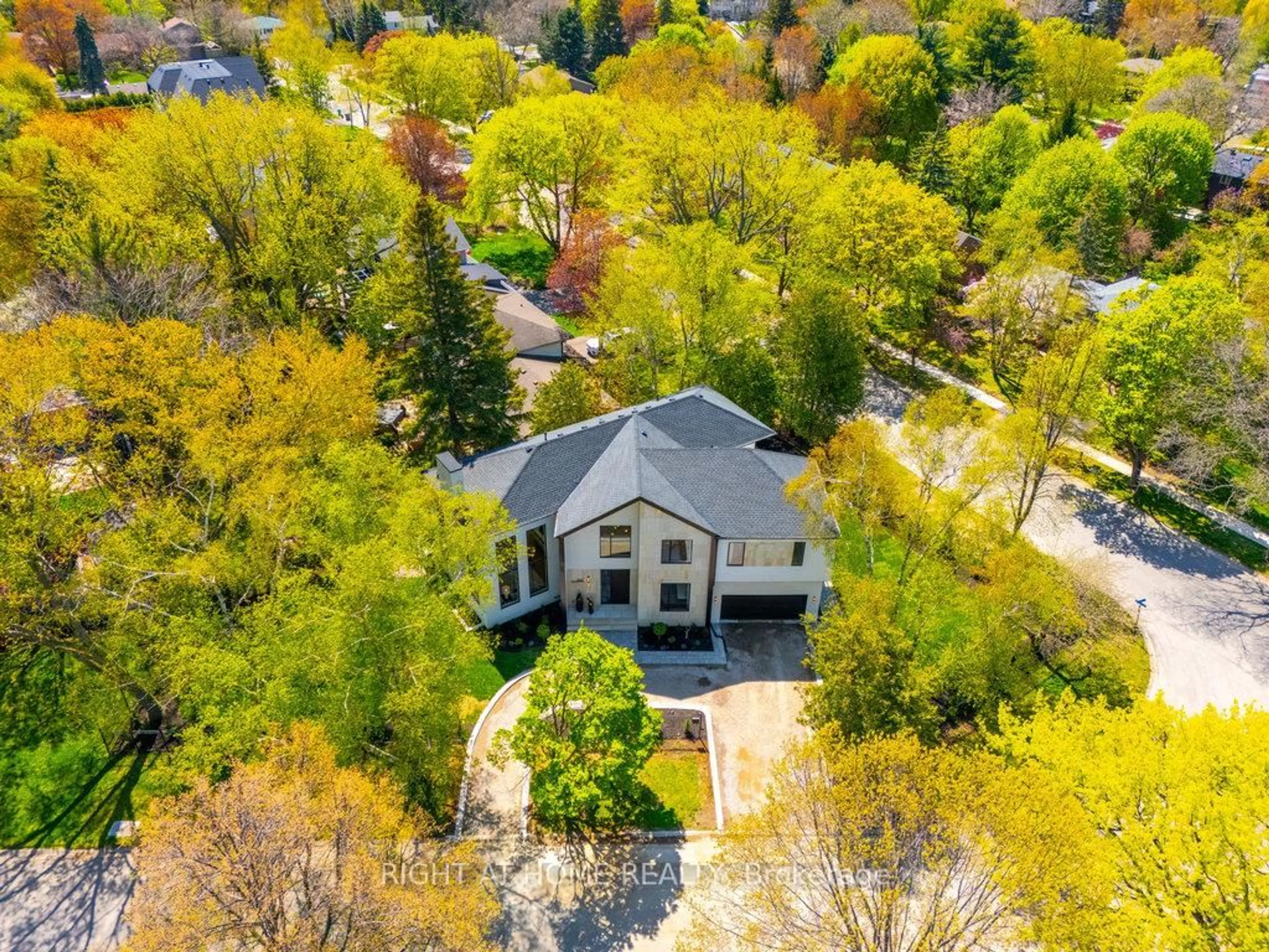 A pic from outside/outdoor area/front of a property/back of a property/a pic from drone, street for 920 Calder Rd, Mississauga Ontario L5J 2N7
