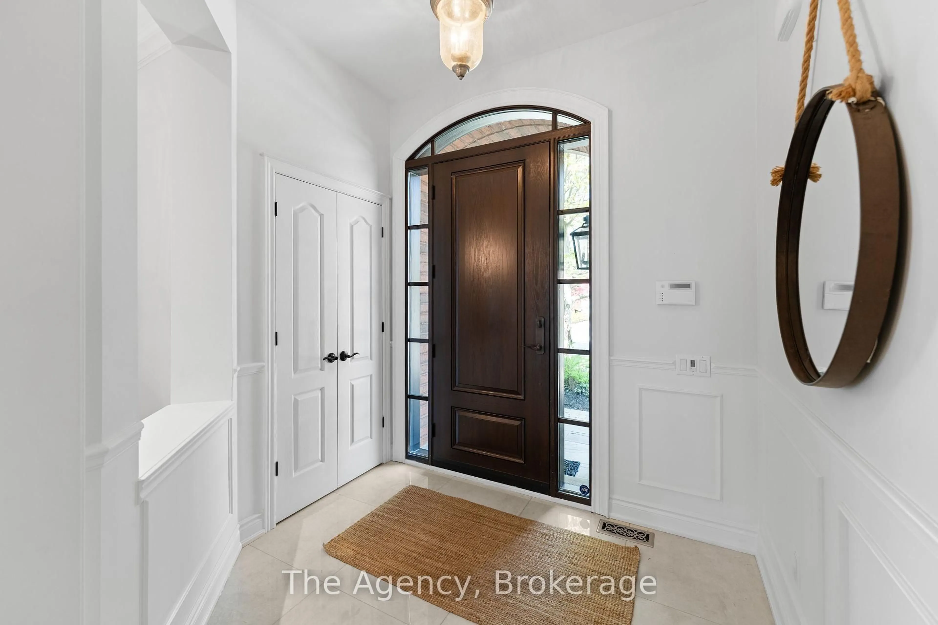 Indoor entryway for 138 TAWNY Cres, Oakville Ontario L6L 6T4