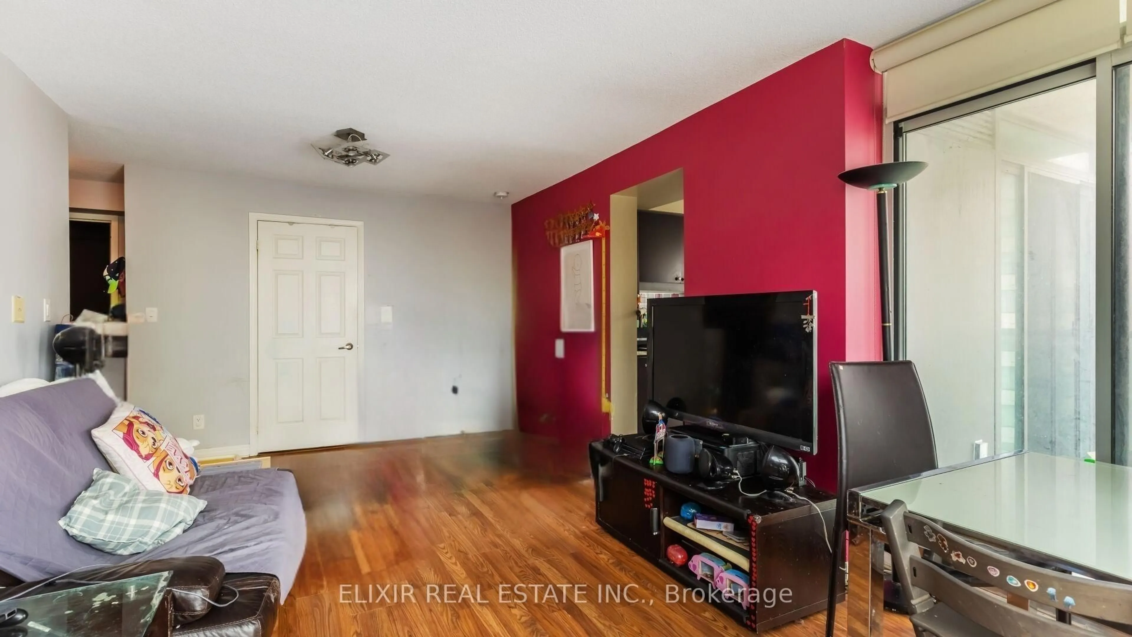 Living room with furniture, wood/laminate floor for 208 Enfield Pl #1109, Mississauga Ontario L5B 0G8