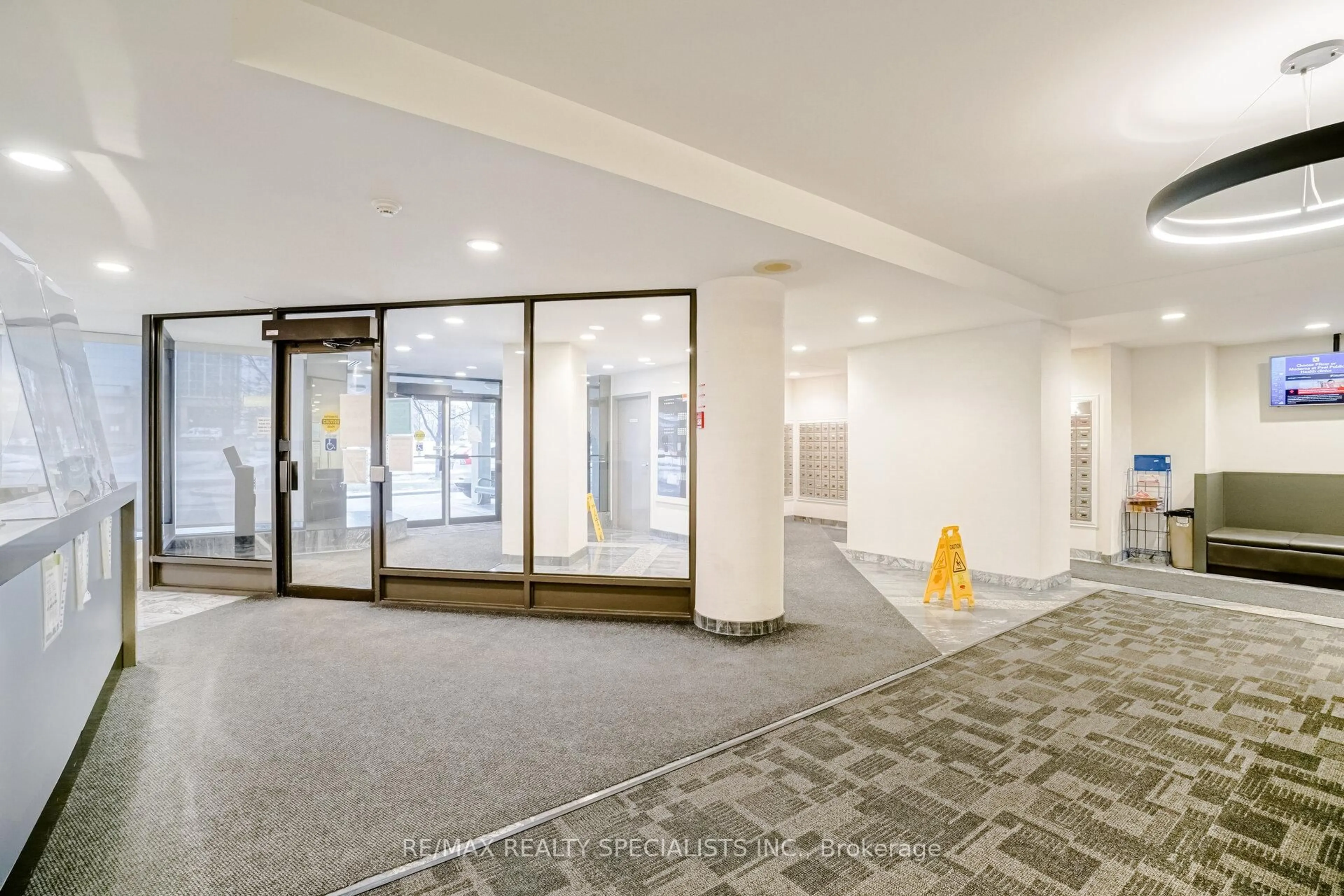 Indoor foyer for 350 Webb Dr #306, Mississauga Ontario L5B 3W4