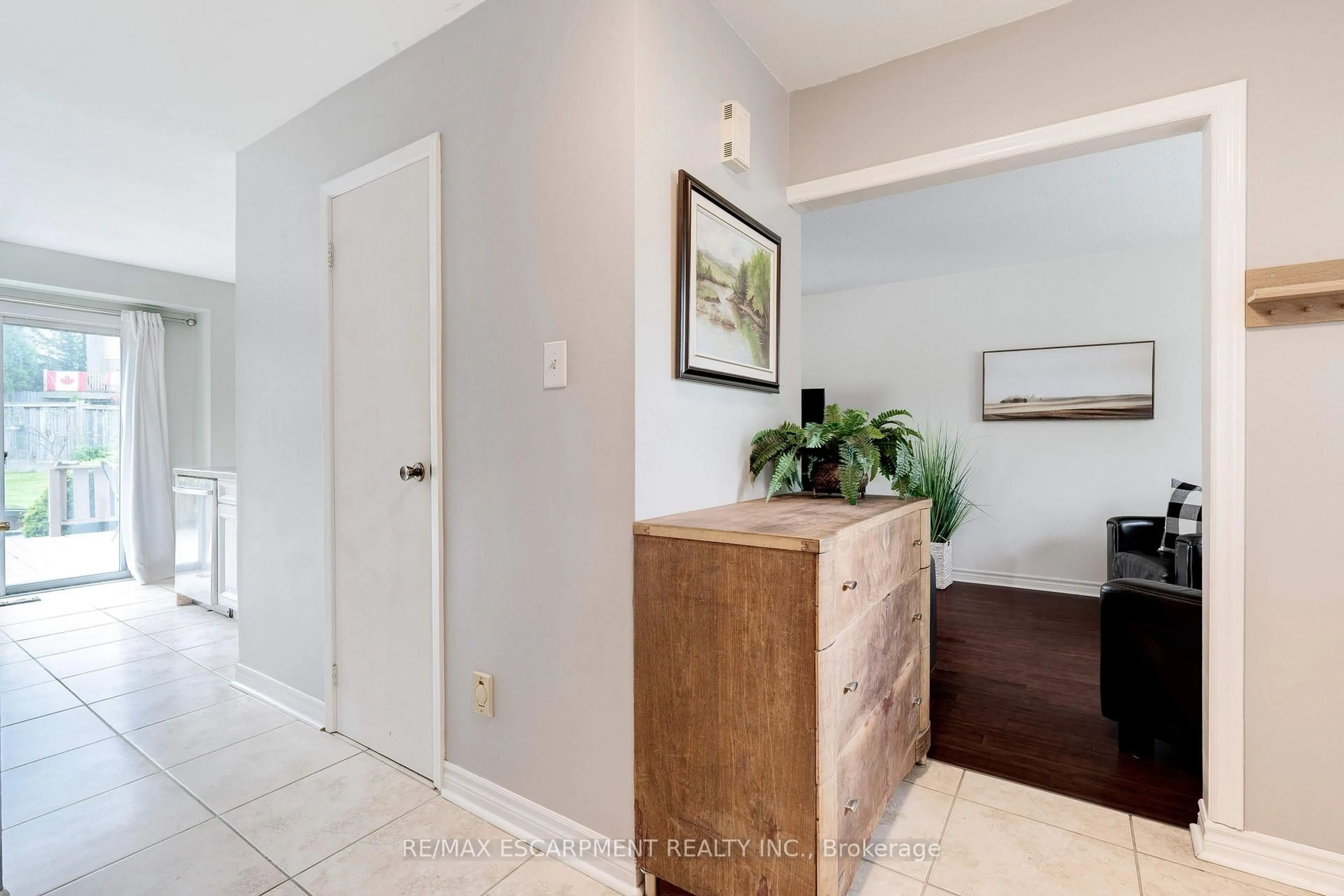 Indoor entryway for 2408 Paula Crt, Burlington Ontario L7P 4M1
