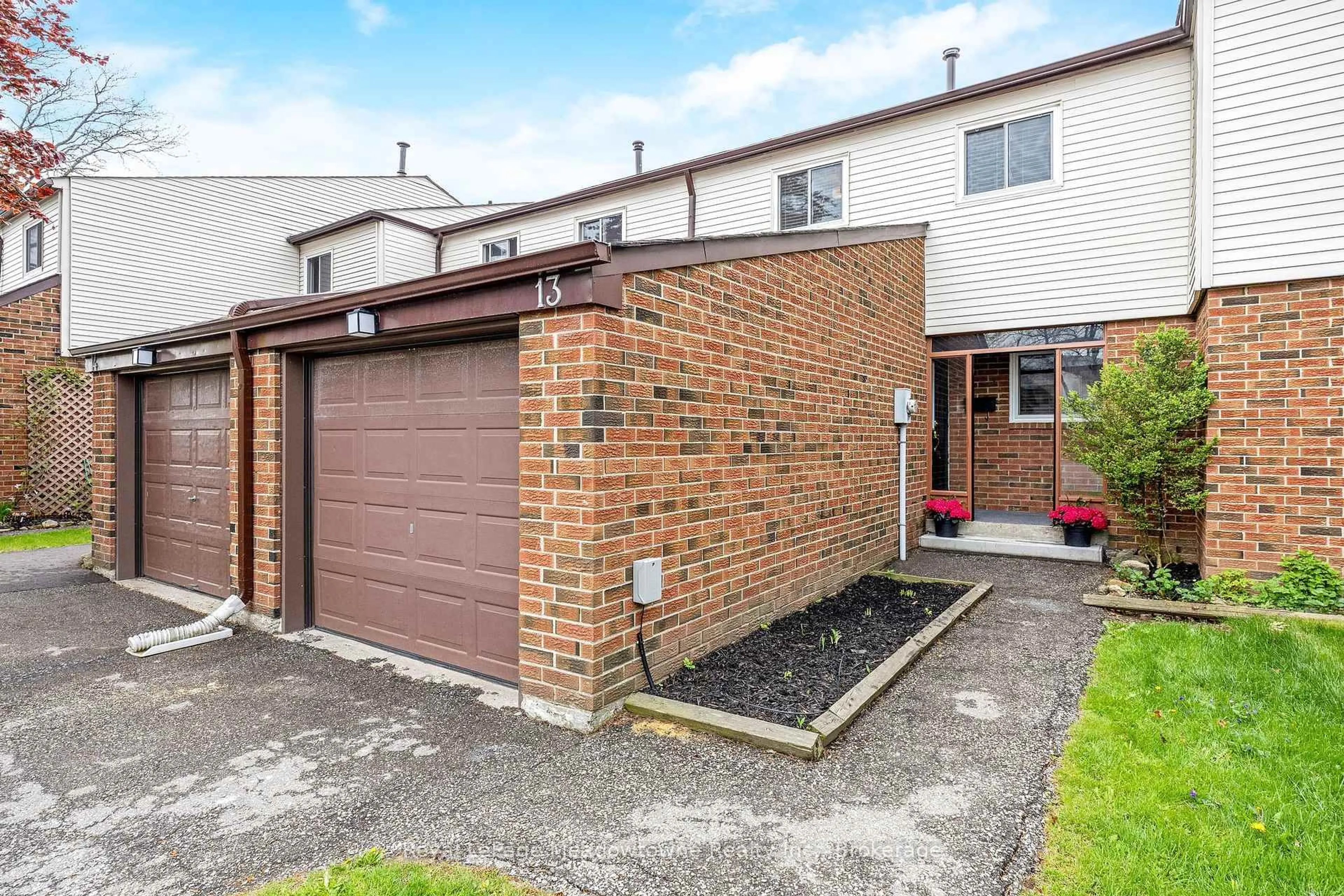 A pic from outside/outdoor area/front of a property/back of a property/a pic from drone, street for 550 Childs Dr #13, Milton Ontario L9T 3P3