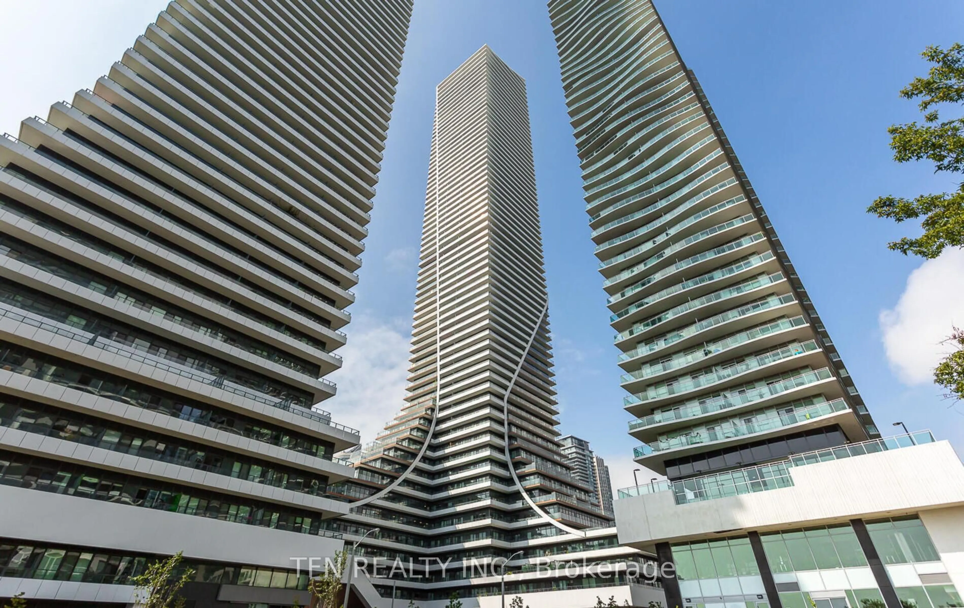 Indoor foyer for 30 Shore Breeze Dr #2213, Toronto Ontario M8V 0J1