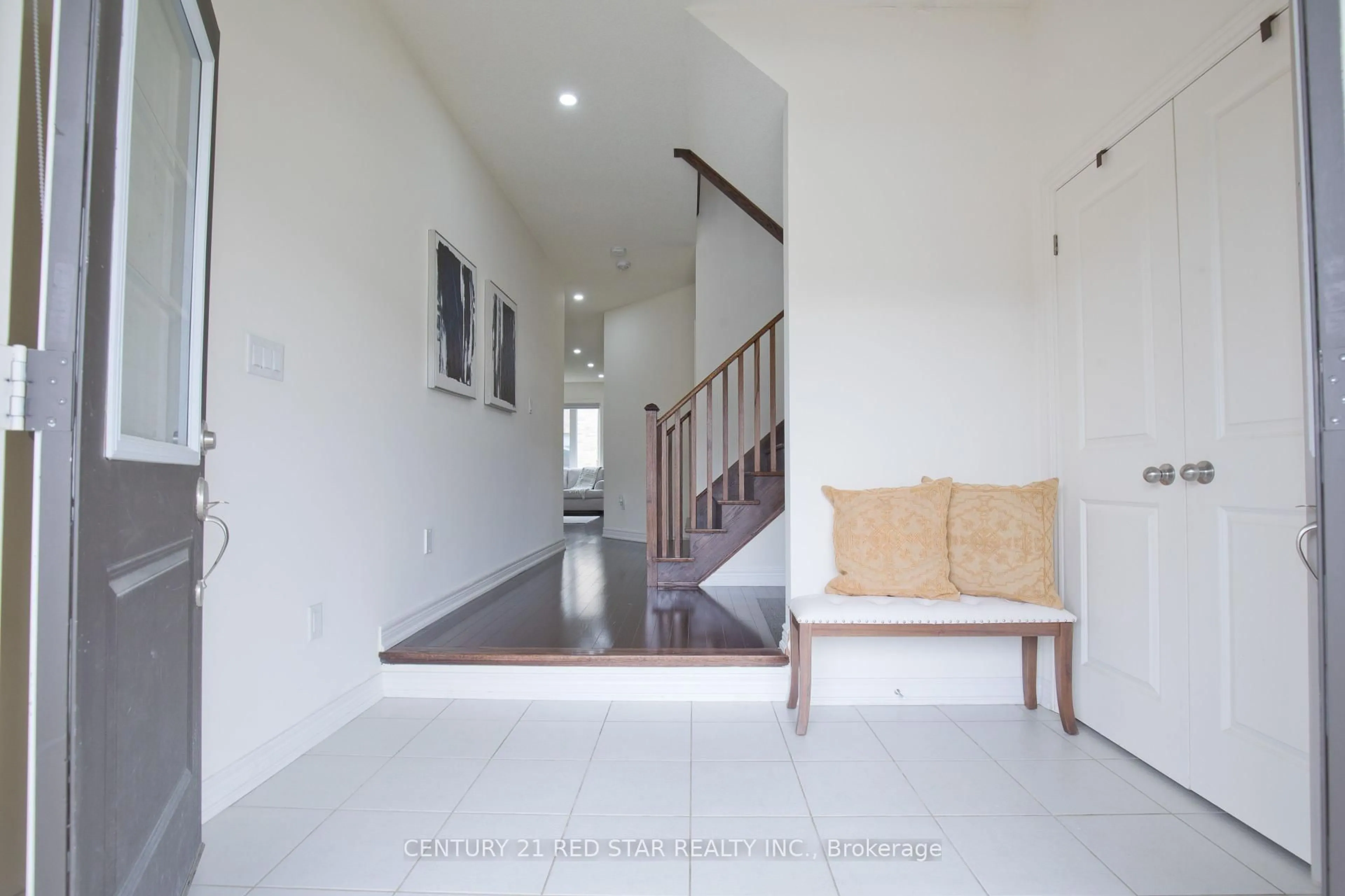 Indoor foyer for 633 Brisdale Dr, Brampton Ontario L7A 5B6