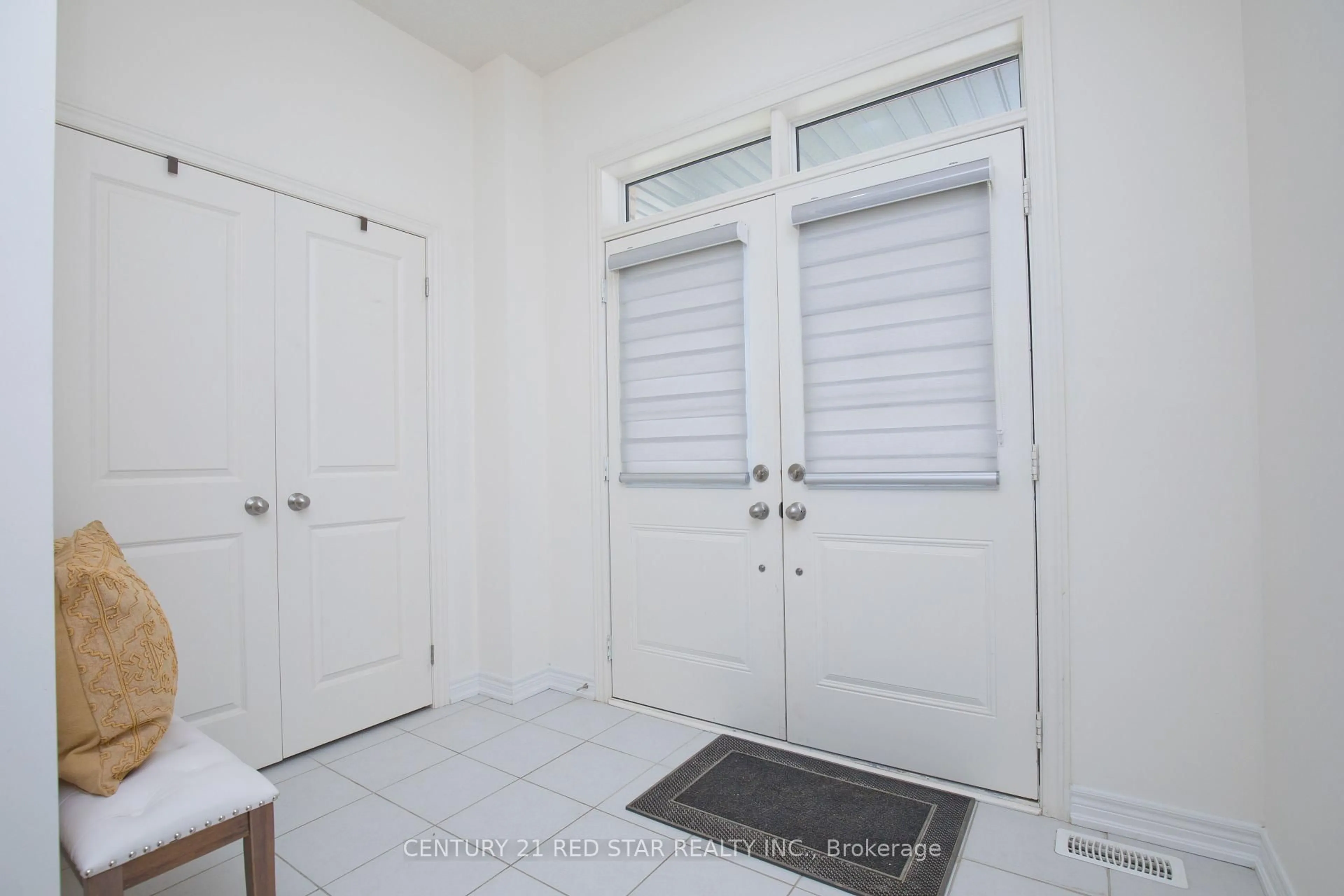 Indoor entryway for 633 Brisdale Dr, Brampton Ontario L7A 5B6