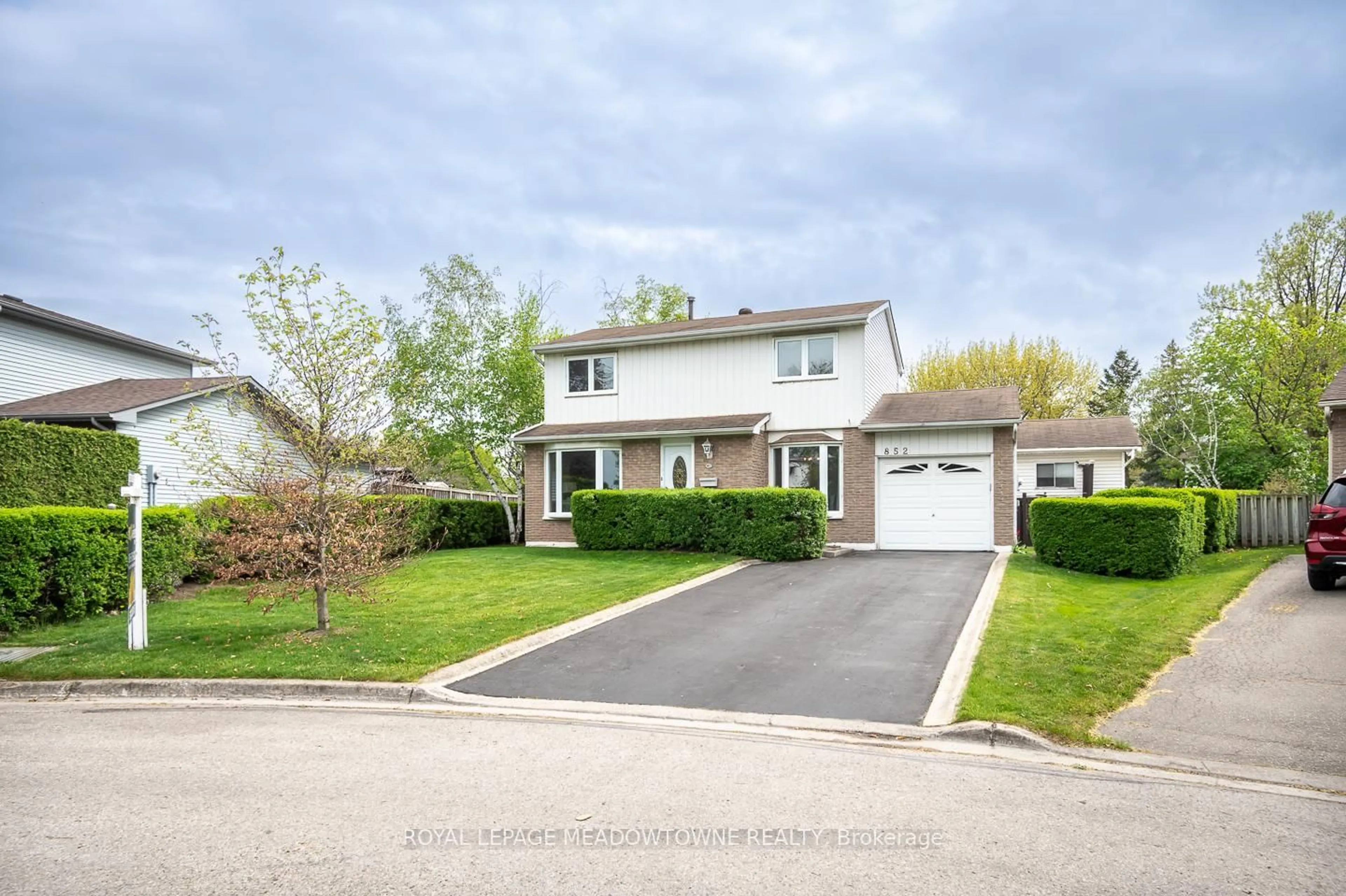 Home with vinyl exterior material, street for 852 Edison Crt, Milton Ontario L9T 3W1